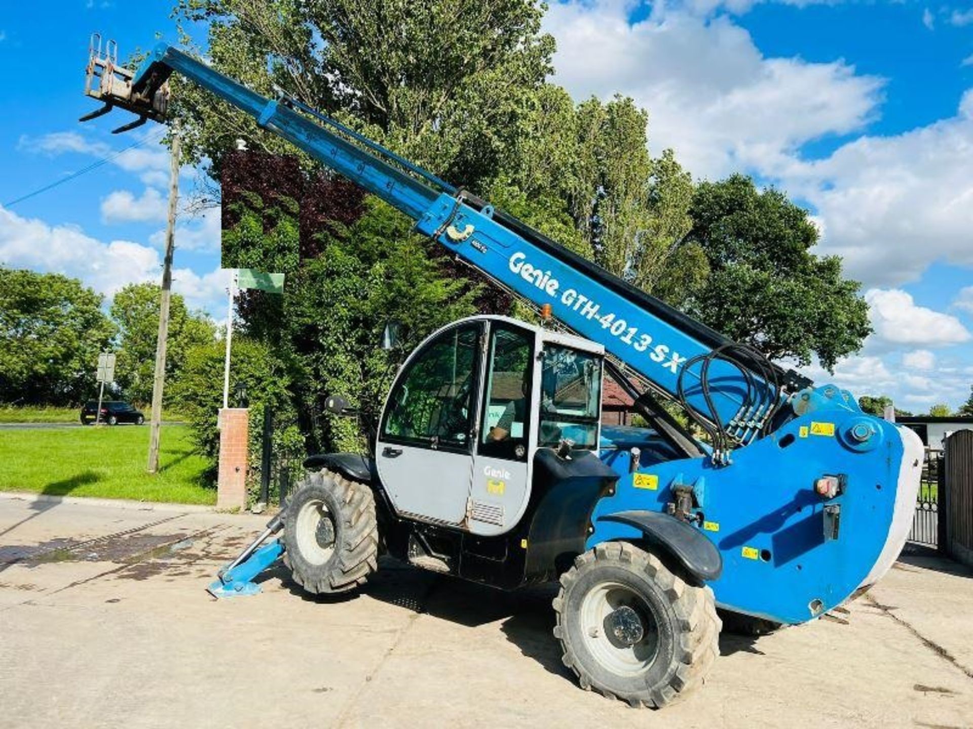 GENIE GTH4013 4WD TELEHANDLER *YEAR 2008, 13 METER REACH* C/W PALLET TINES - Image 2 of 18