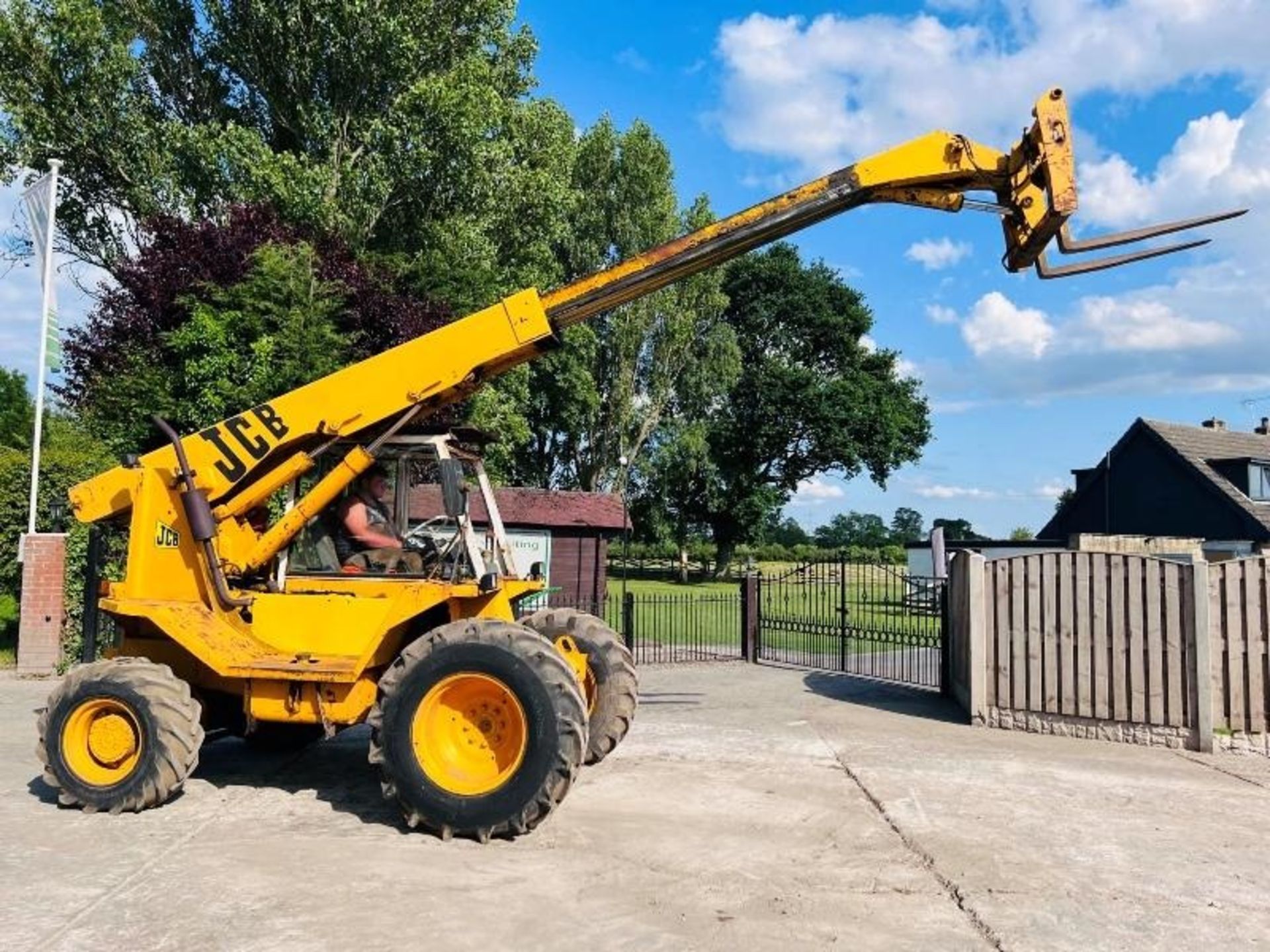 CB 525 4WD TELEHANDLER C/W PALLET TINES