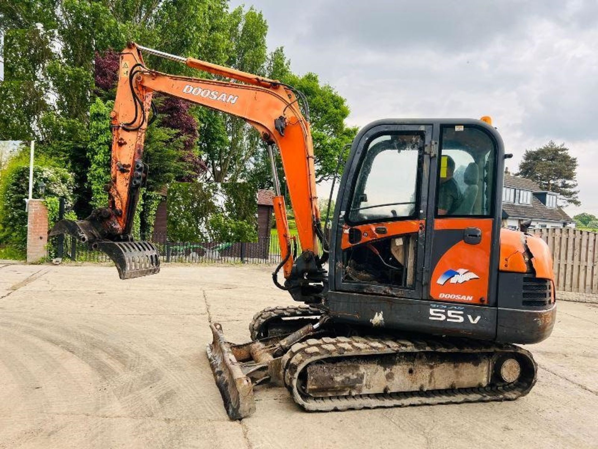 DOOSAN SOLAR 55V TRACKED EXCAVATOR C/W GRAPPLE BUCKET - Image 13 of 18