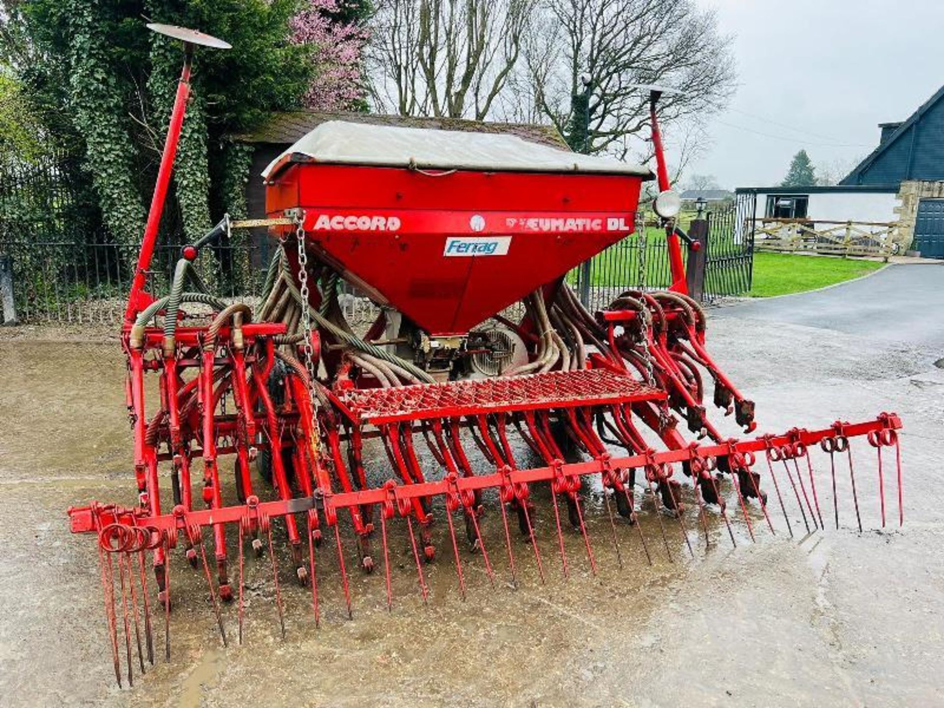 ACCORD TYPE D SEED DRILL C/W EXTENDABLE ARMS - Image 8 of 10