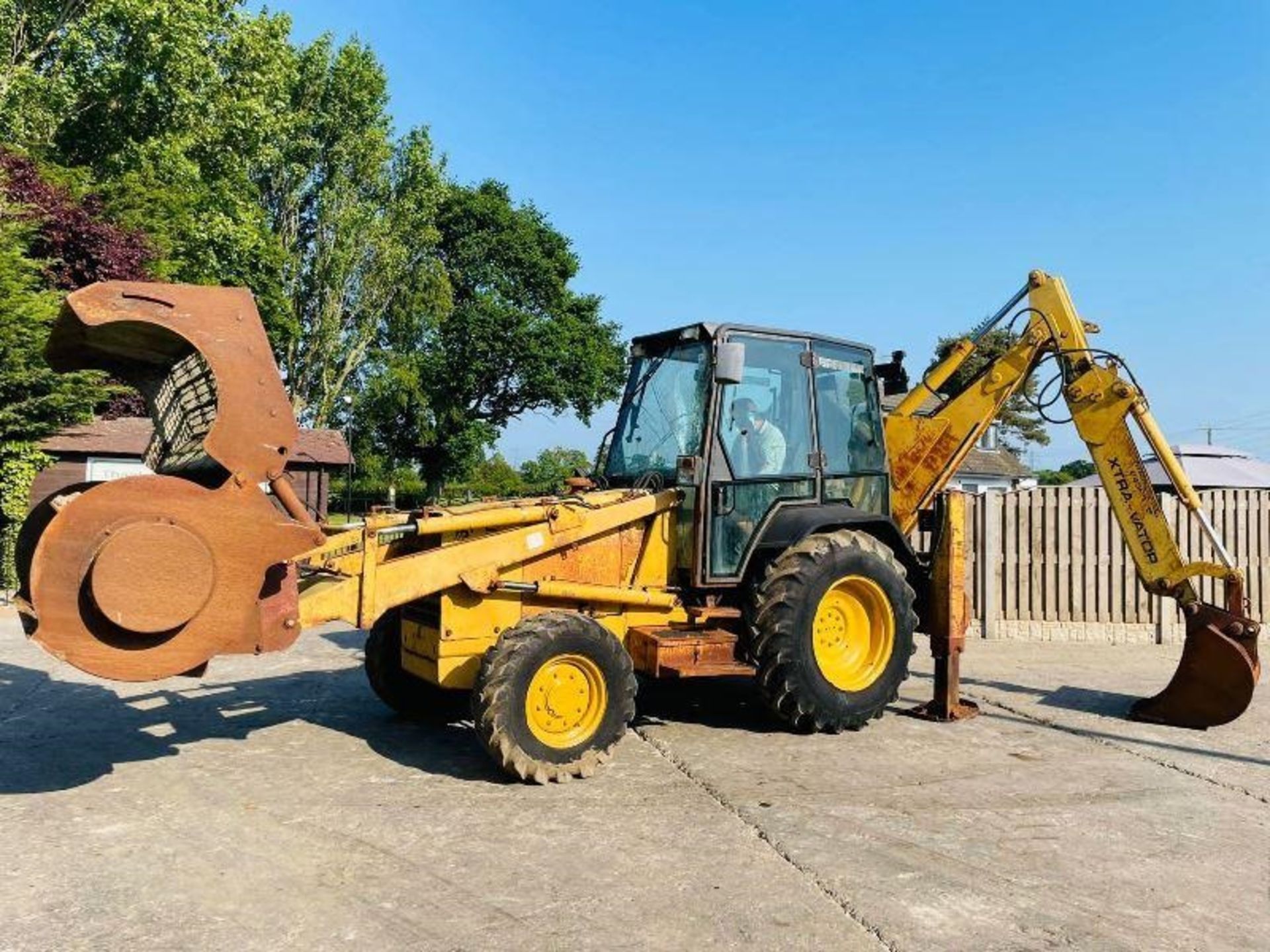 FORD NEW HOLLAND 655C 4WD BACKHOE C/W EXTENDING DIG & CEMENT MIXER BUCKET - Image 2 of 15