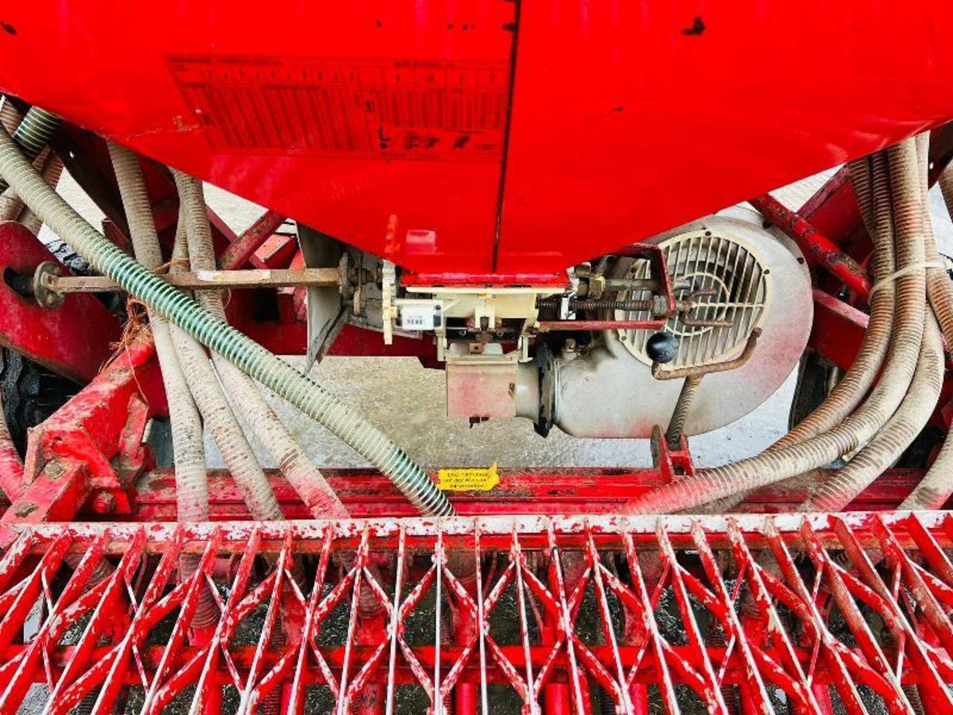 ACCORD TYPE D SEED DRILL C/W EXTENDABLE ARMS - Image 7 of 10