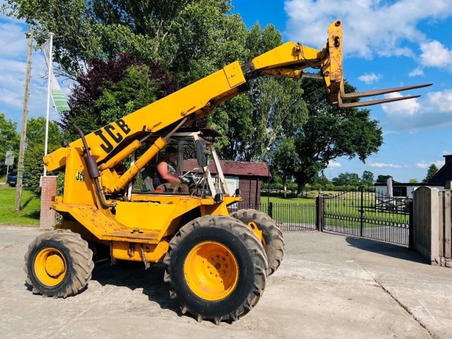 CB 525 4WD TELEHANDLER C/W PALLET TINES - Image 6 of 16