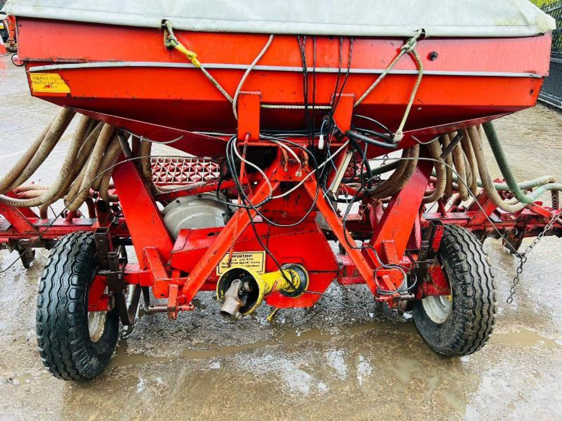 ACCORD TYPE D SEED DRILL C/W EXTENDABLE ARMS - Image 9 of 10