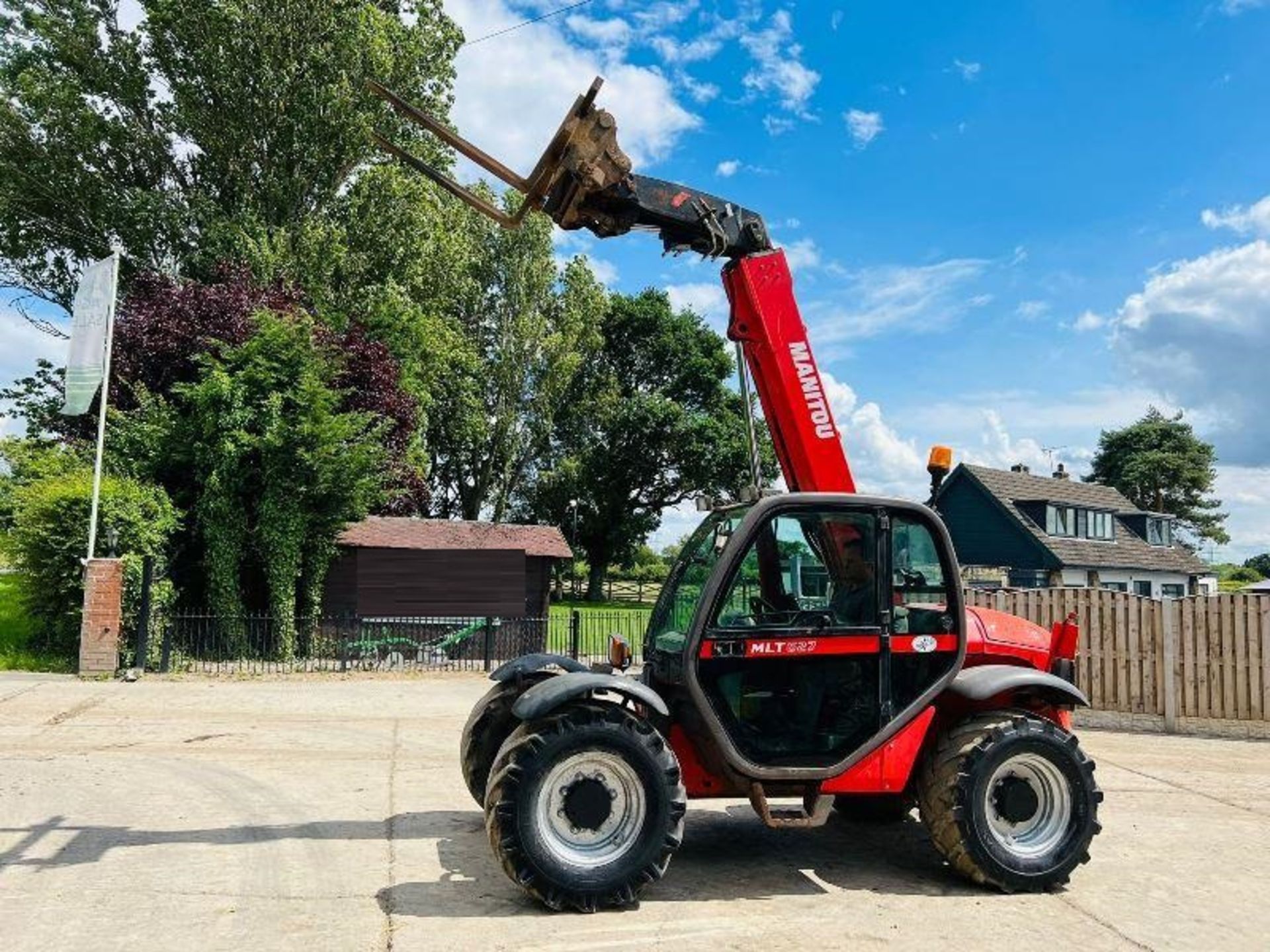MANITOU MLT627T 4WD TELEHANDLER C/W PALLET TINES - Image 2 of 18