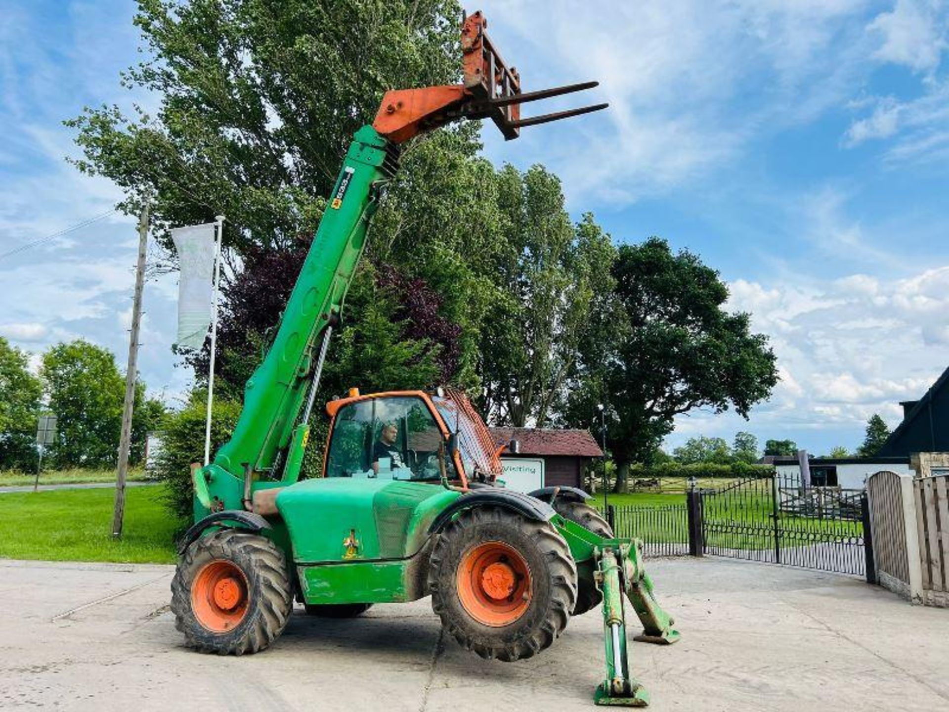 JCB 535-105 TELEHANDLER * 12.5 METERS * C/W PALLET TINES - Image 19 of 20