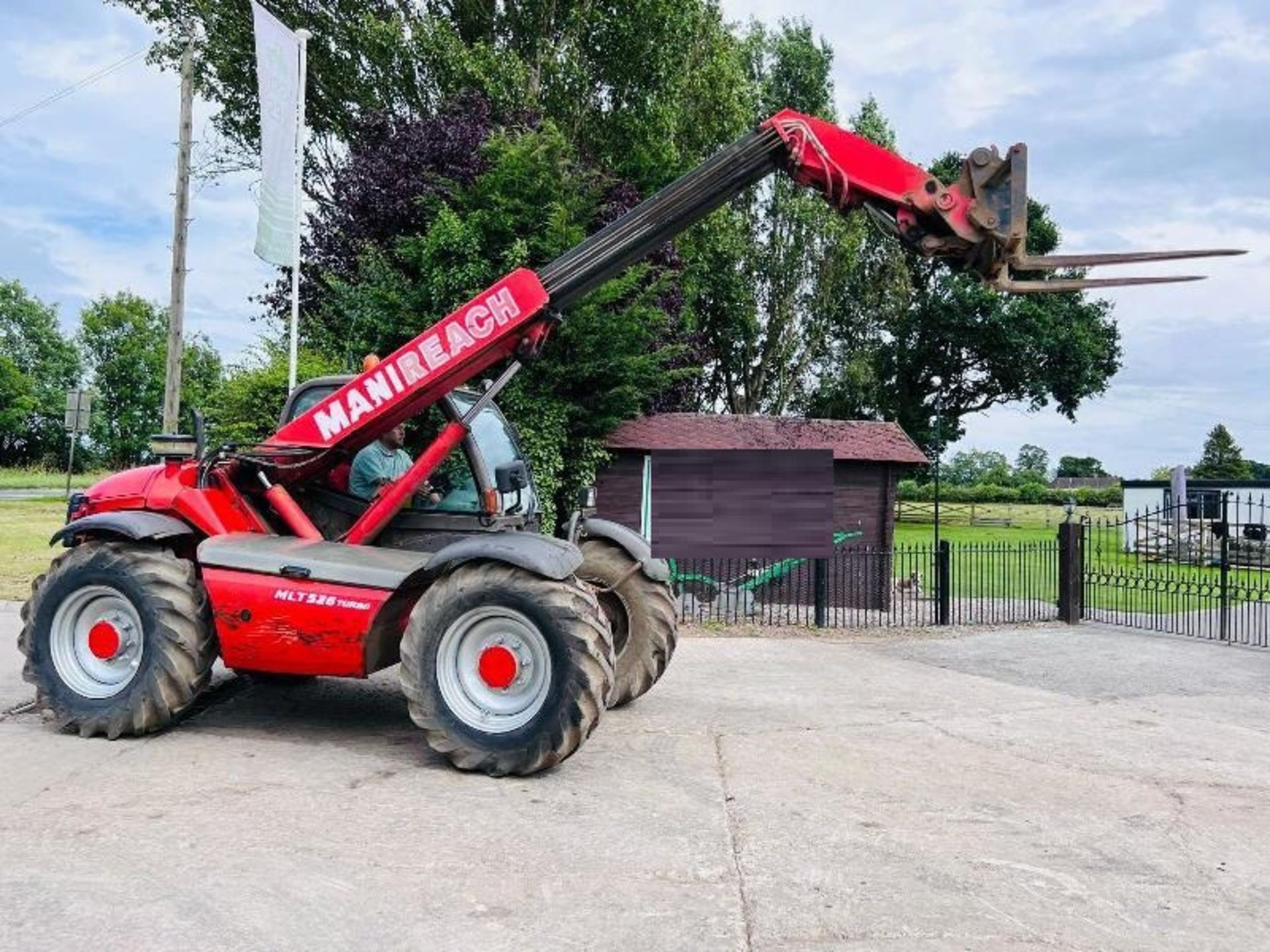 MANITOU MLT526T 4WD TELEHANDLER C/W PALLET TINES - Image 5 of 18