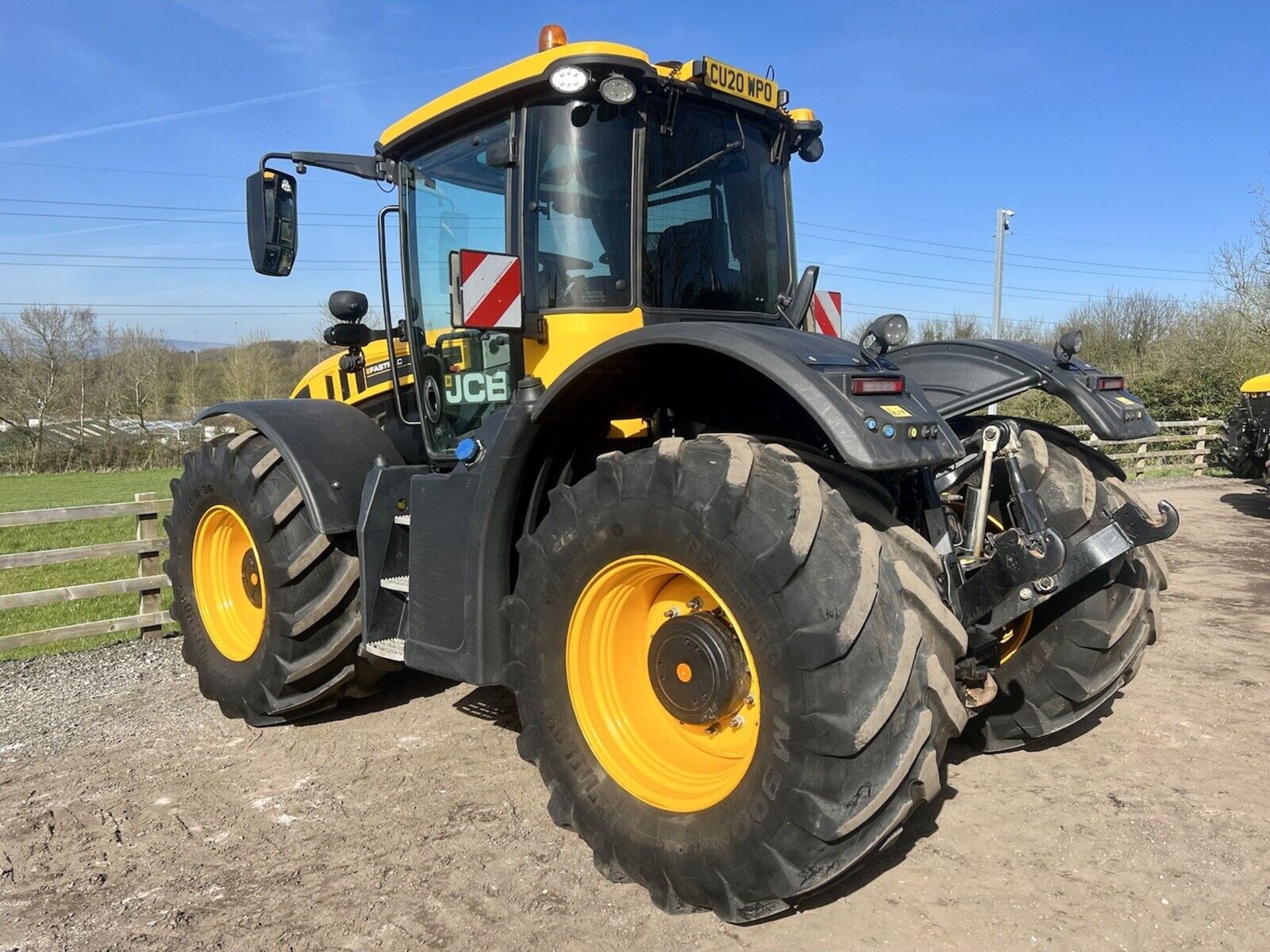 2020 JCB FASTRAC 4220 STAGE V - 1960 HOURS / FIELD PRO PACK / ROAD PERFORMANCE PACK - Image 6 of 12
