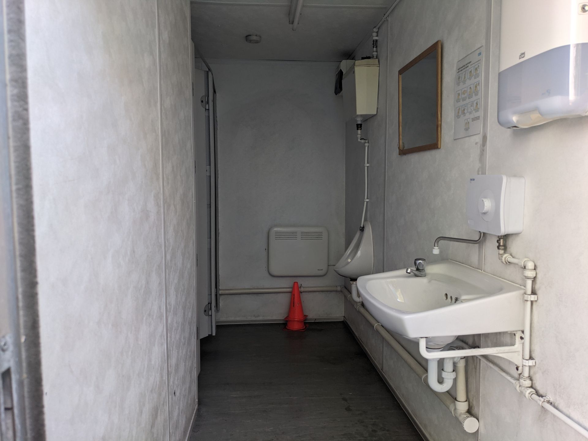 PORTABLE TOILET CABIN 12FT X 9FT - Image 4 of 6