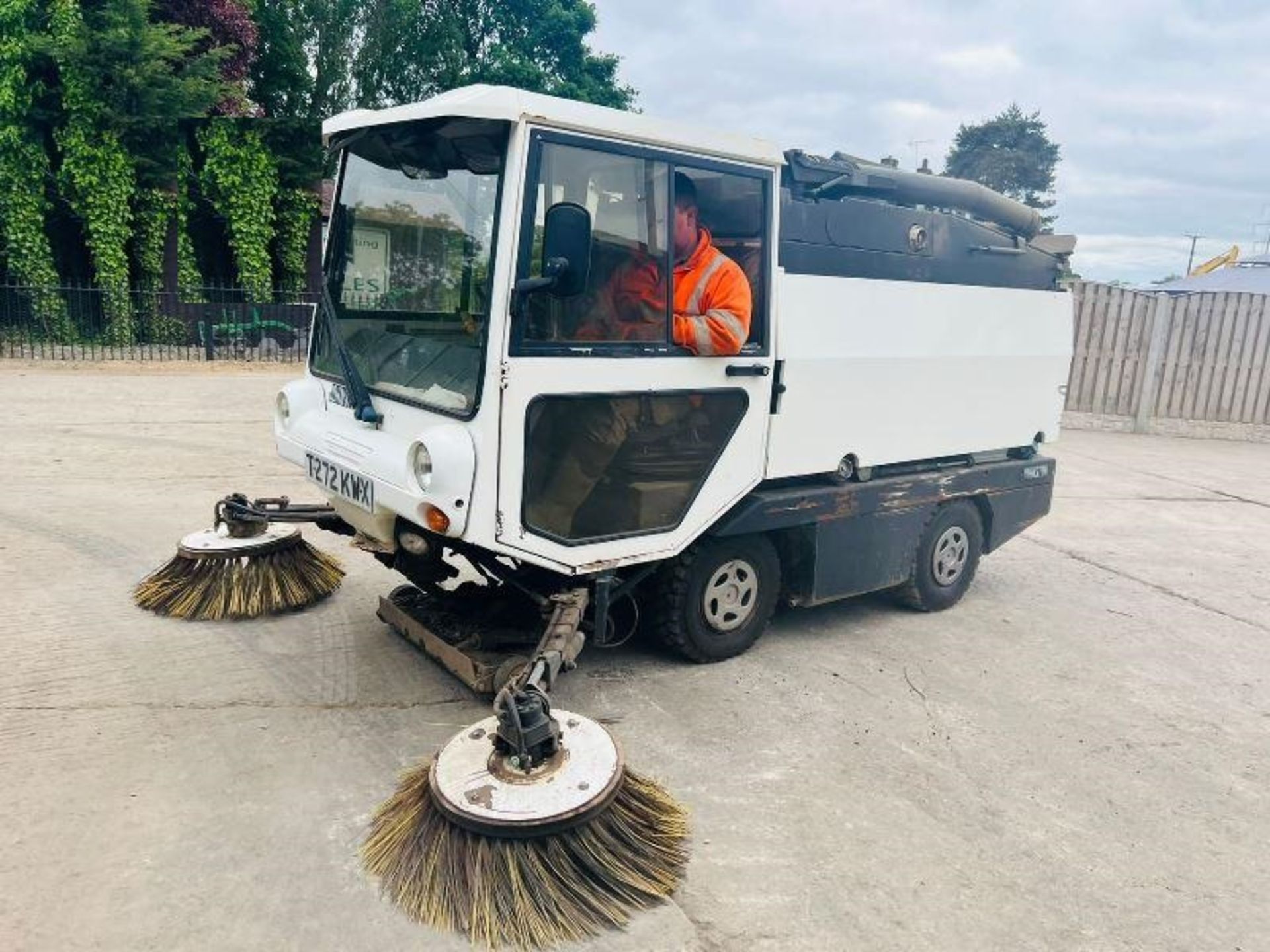 JOHNSTON 4X2 ROAD SWEEPER C/W REVERSE CAMERA - Image 5 of 14