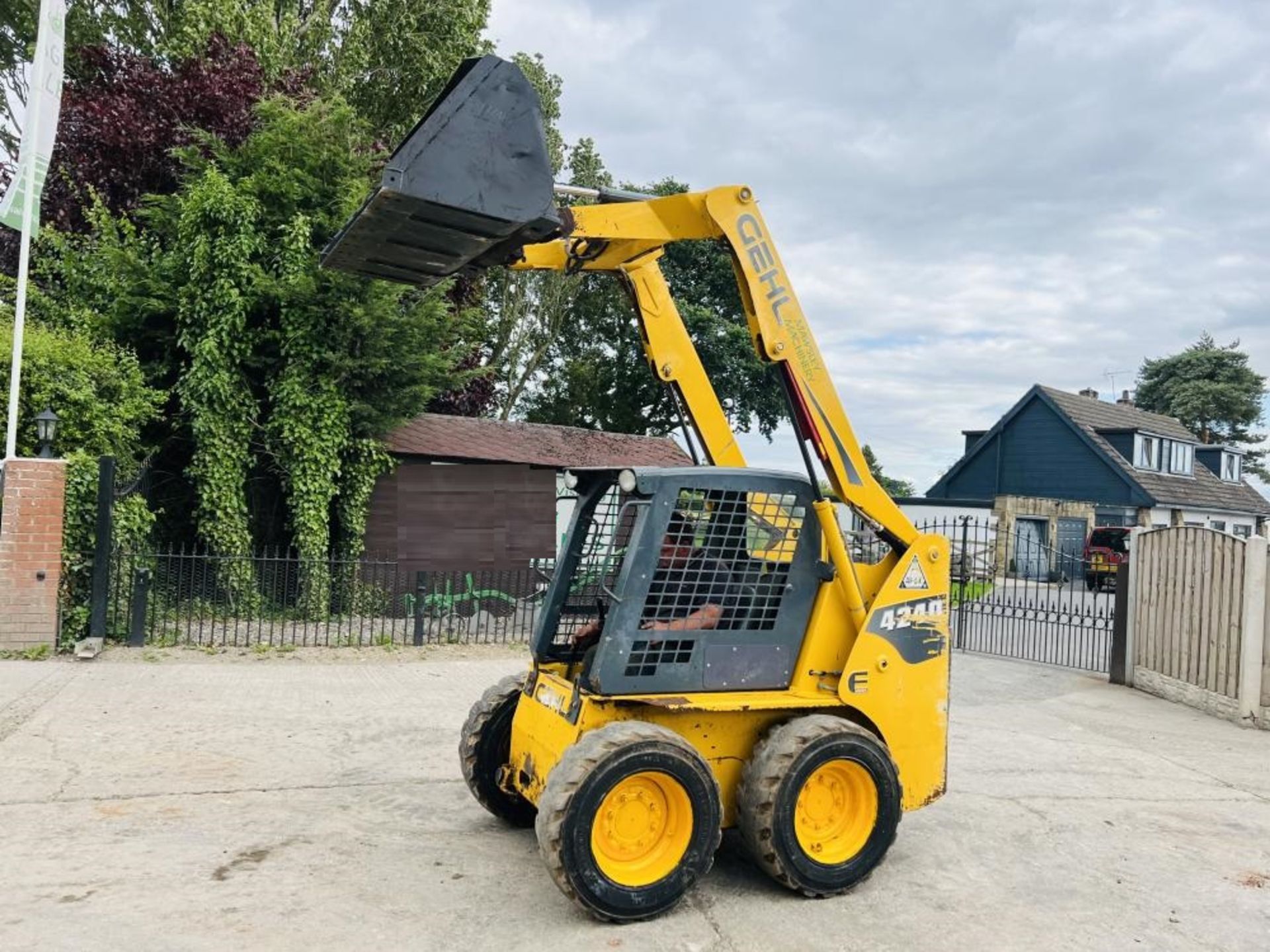 GEHL 4240 4WD SKIDSTEER *YEAR 2012* C/W BUCKET - Image 3 of 15