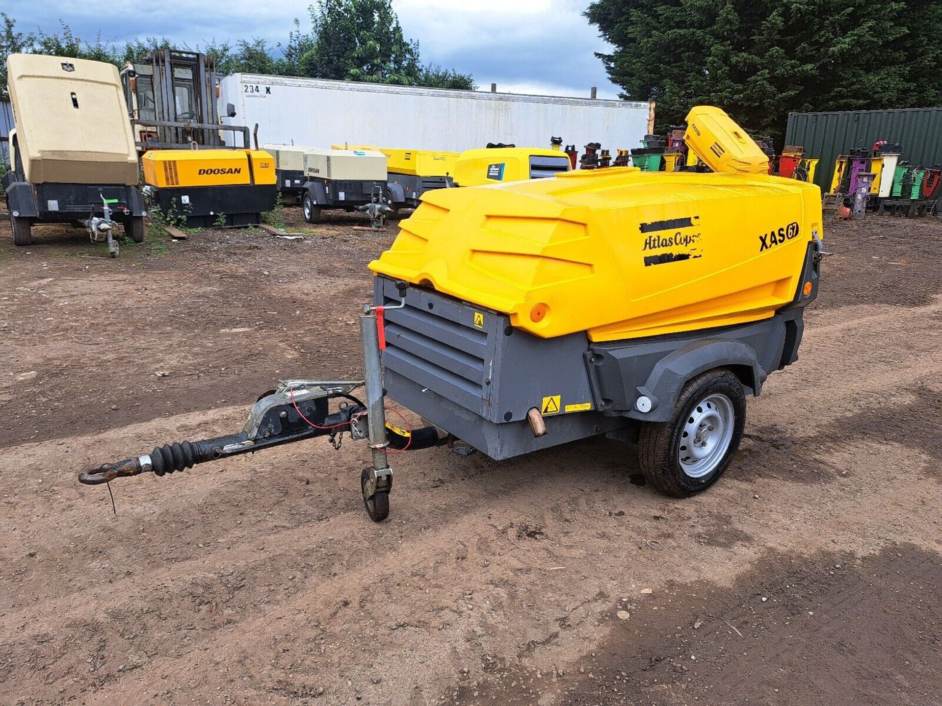 ATLAS COPCO XAS 67 DIESEL ROAD TOW COMPRESSOR LOW HOURS - Image 2 of 8