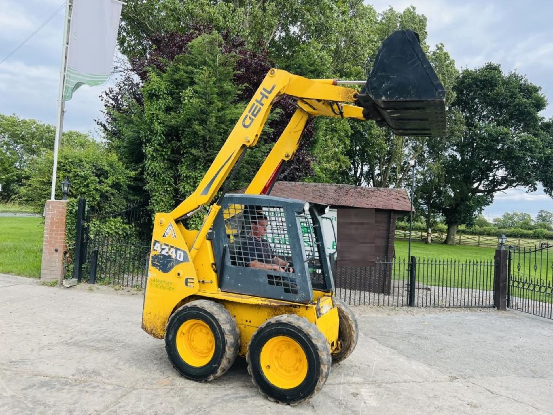 GEHL 4240 4WD SKIDSTEER *YEAR 2012* C/W BUCKET - Image 4 of 15