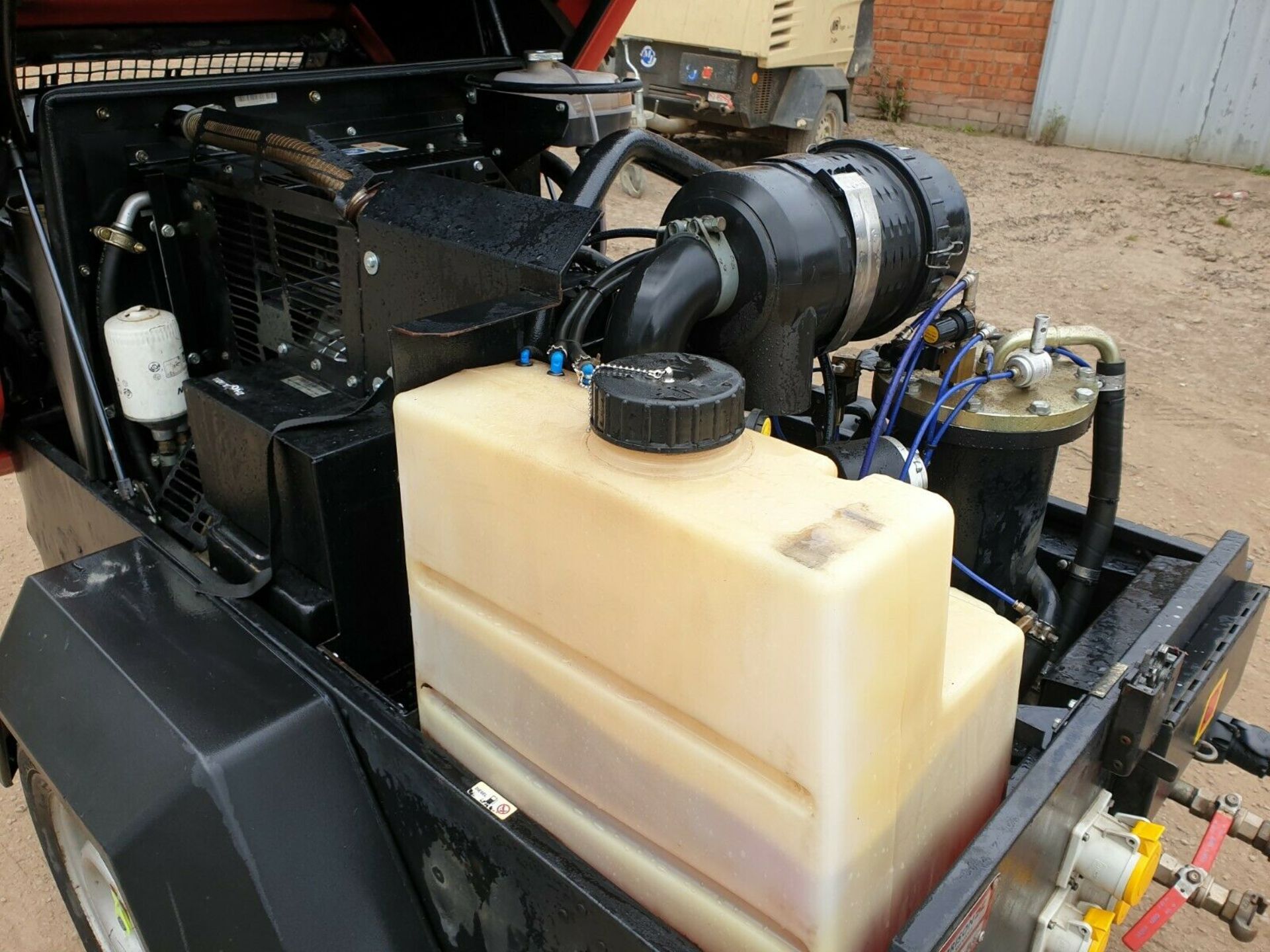 DOOSAN INGERSOLL RAND 7/31E DIESEL PORTABLE AIR COMPRESSOR WITH 110V GENERATOR - Image 6 of 8