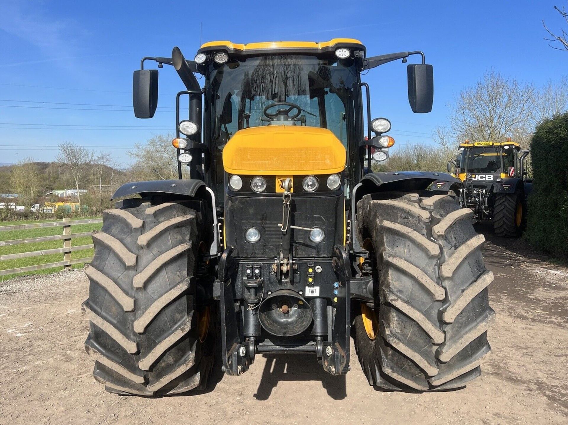 2020 JCB FASTRAC 4220 STAGE V - 1960 HOURS / FIELD PRO PACK / ROAD PERFORMANCE PACK - Image 3 of 12