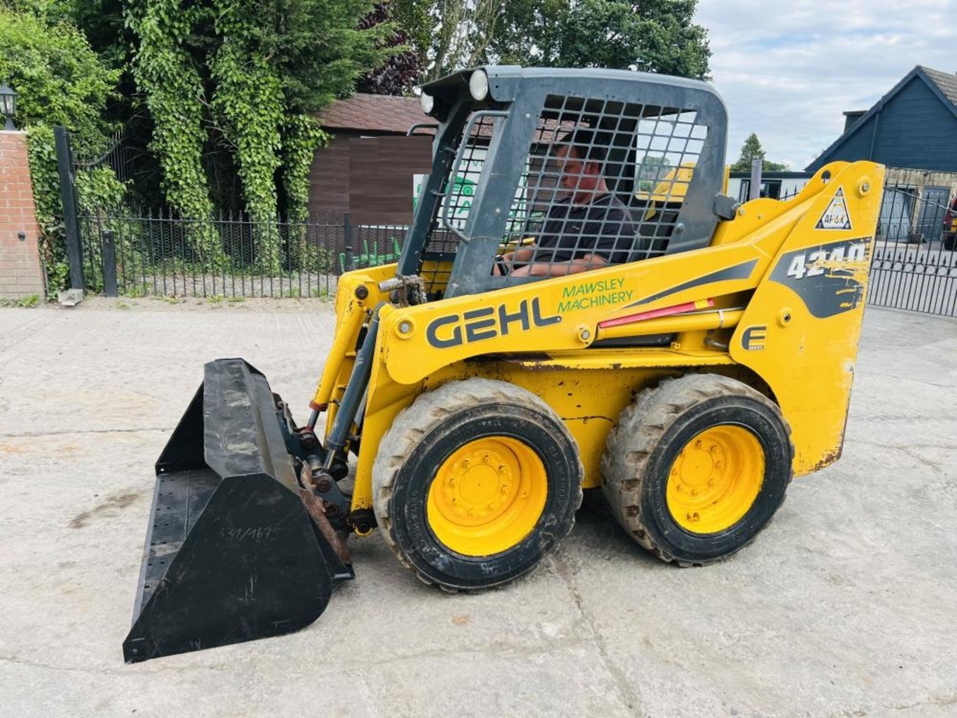 GEHL 4240 4WD SKIDSTEER *YEAR 2012* C/W BUCKET - Image 15 of 15