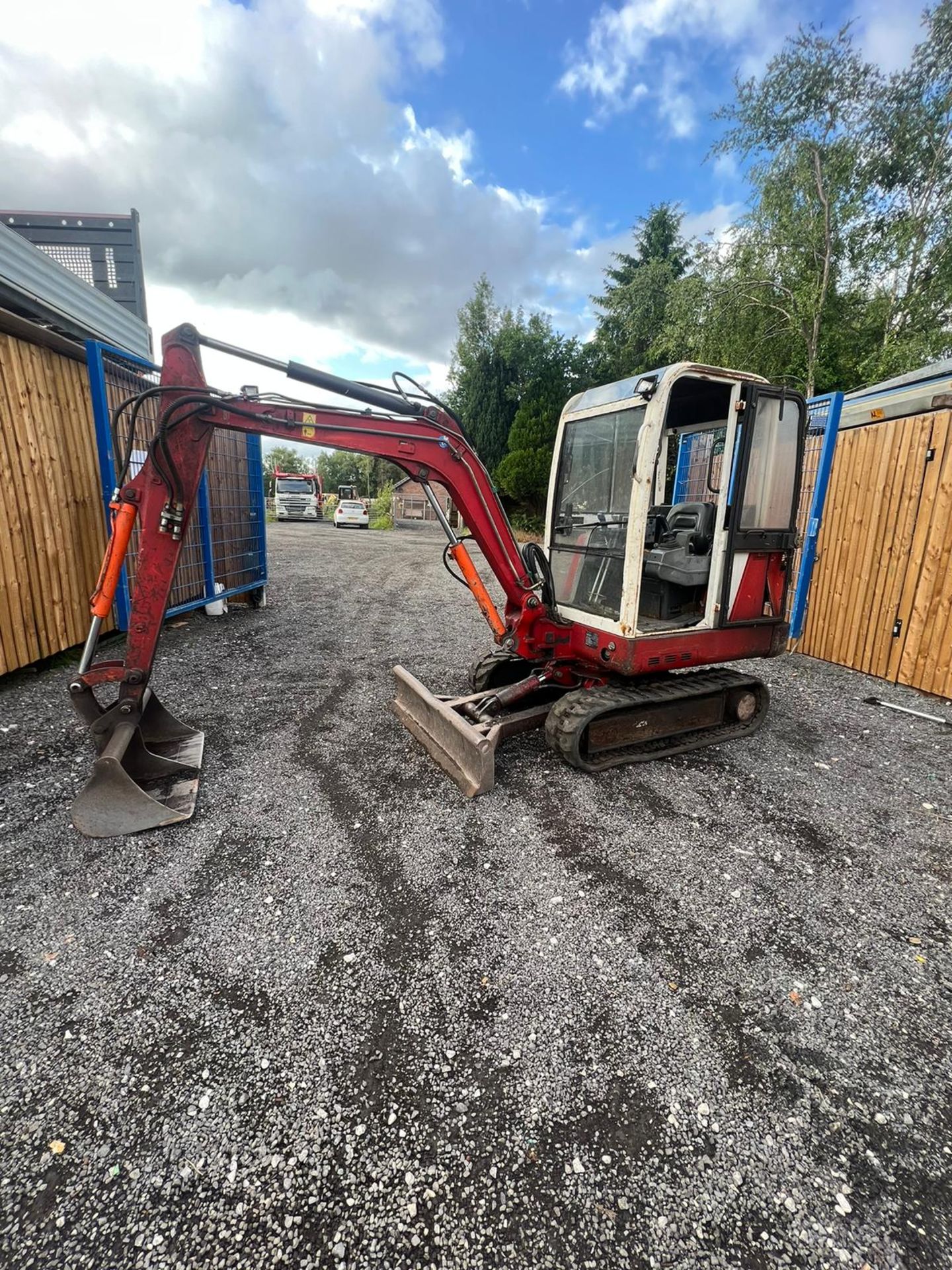 PELJOB 2.7 TON MINI DIGGER START RUNS 3 BUCKETS ELECTRIC START - Image 2 of 12