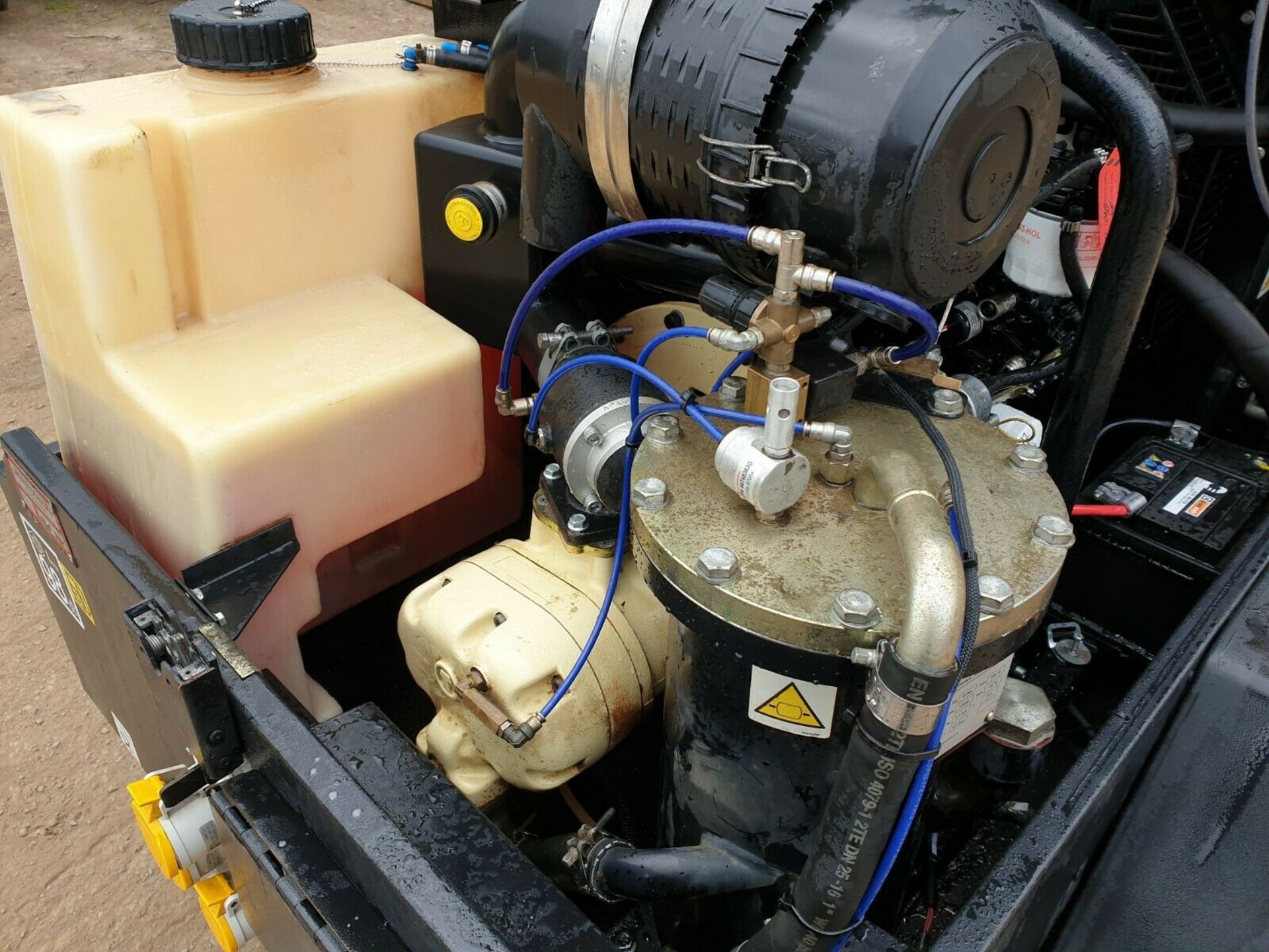 DOOSAN INGERSOLL RAND 7/31E DIESEL PORTABLE AIR COMPRESSOR WITH 110V GENERATOR - Image 7 of 8