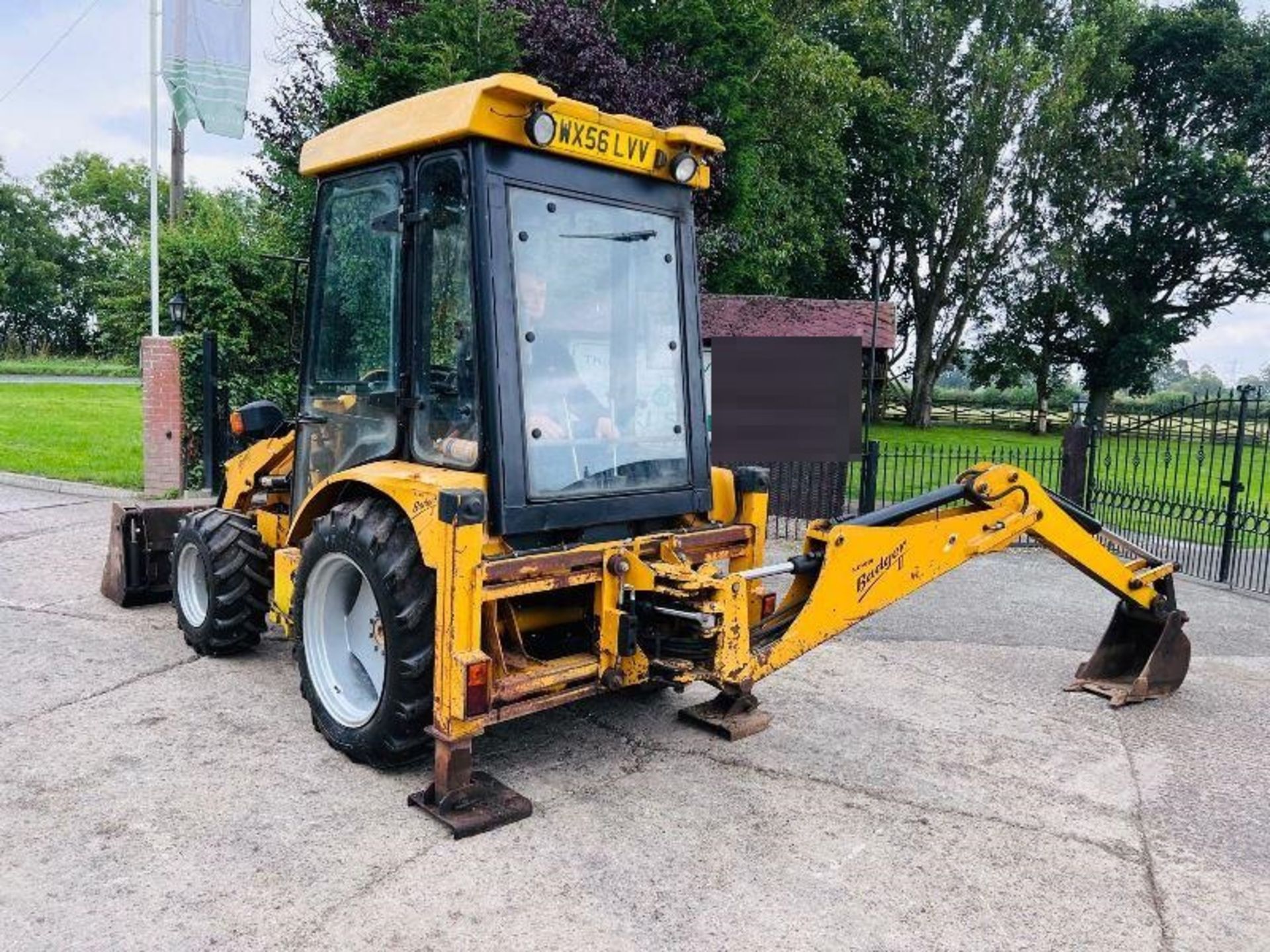 LEWIS BADGER BACKHOE LOADER C/W THREE IN ONE BUCKET - Image 14 of 20