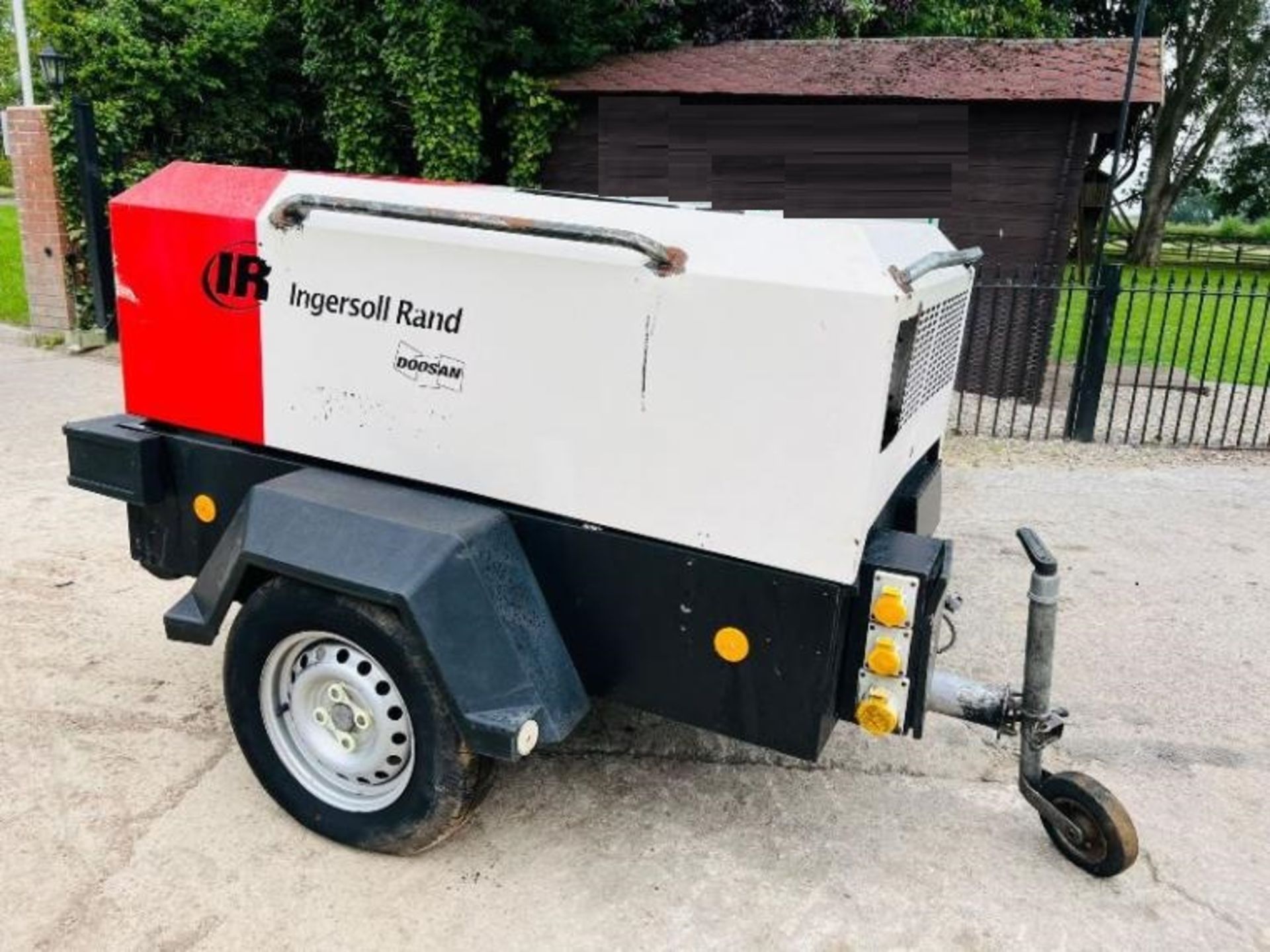 INGERSOL RAND DOOSAN SINGLE AXLE COMPRESSOR C/W YANMAR ENGINE - Image 16 of 18