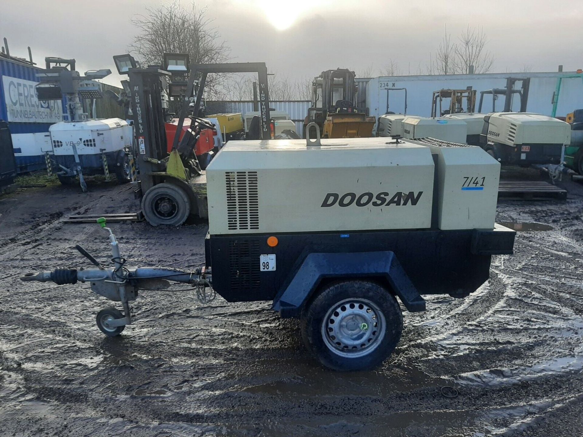 DOOSAN INGERSOLL RAND 7/41 DIESEL PORTABLE AIR COMPRESSOR LOW HOURS - Image 2 of 8