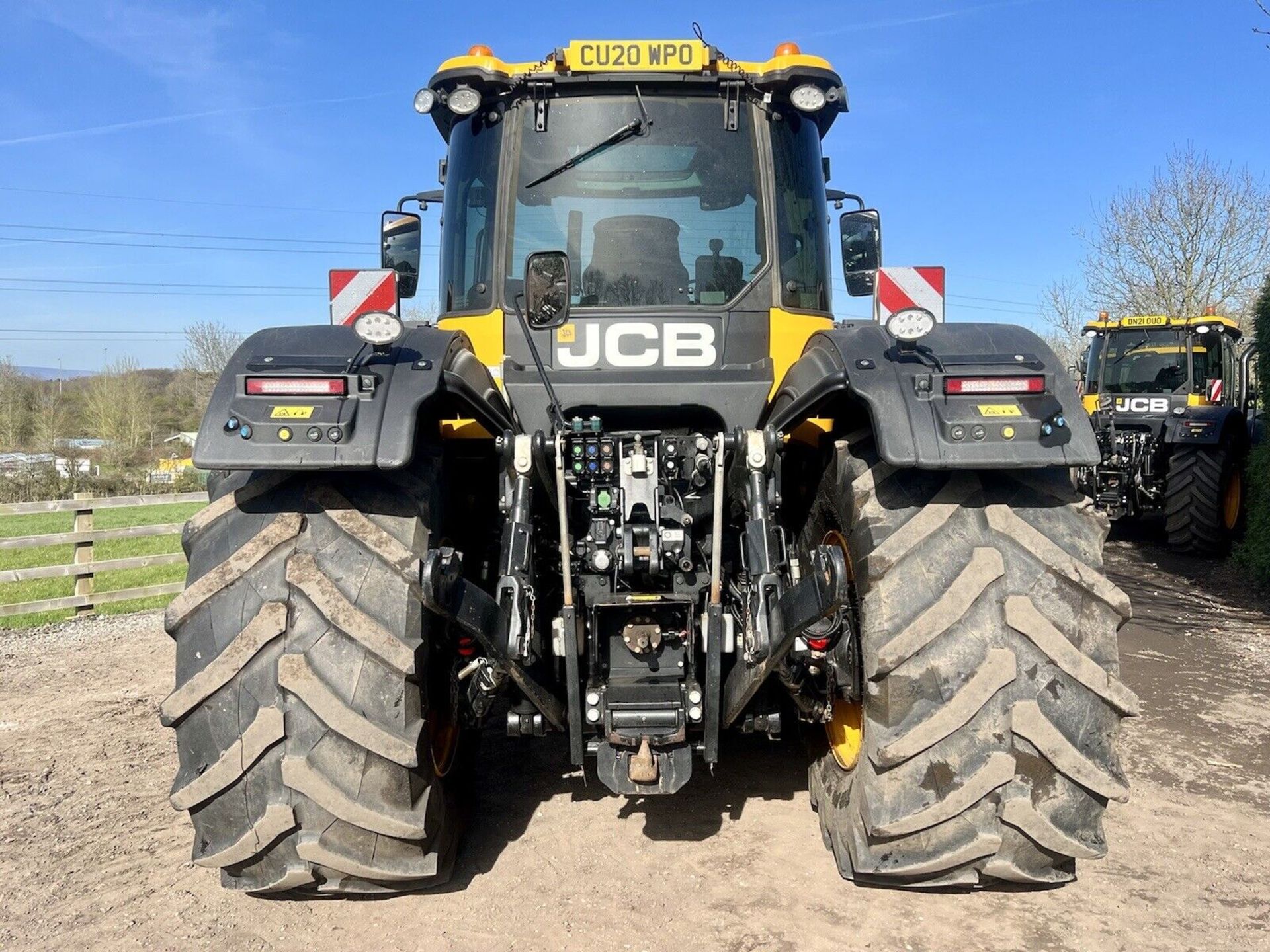 2020 JCB FASTRAC 4220 STAGE V - 1960 HOURS / FIELD PRO PACK / ROAD PERFORMANCE PACK - Image 5 of 12