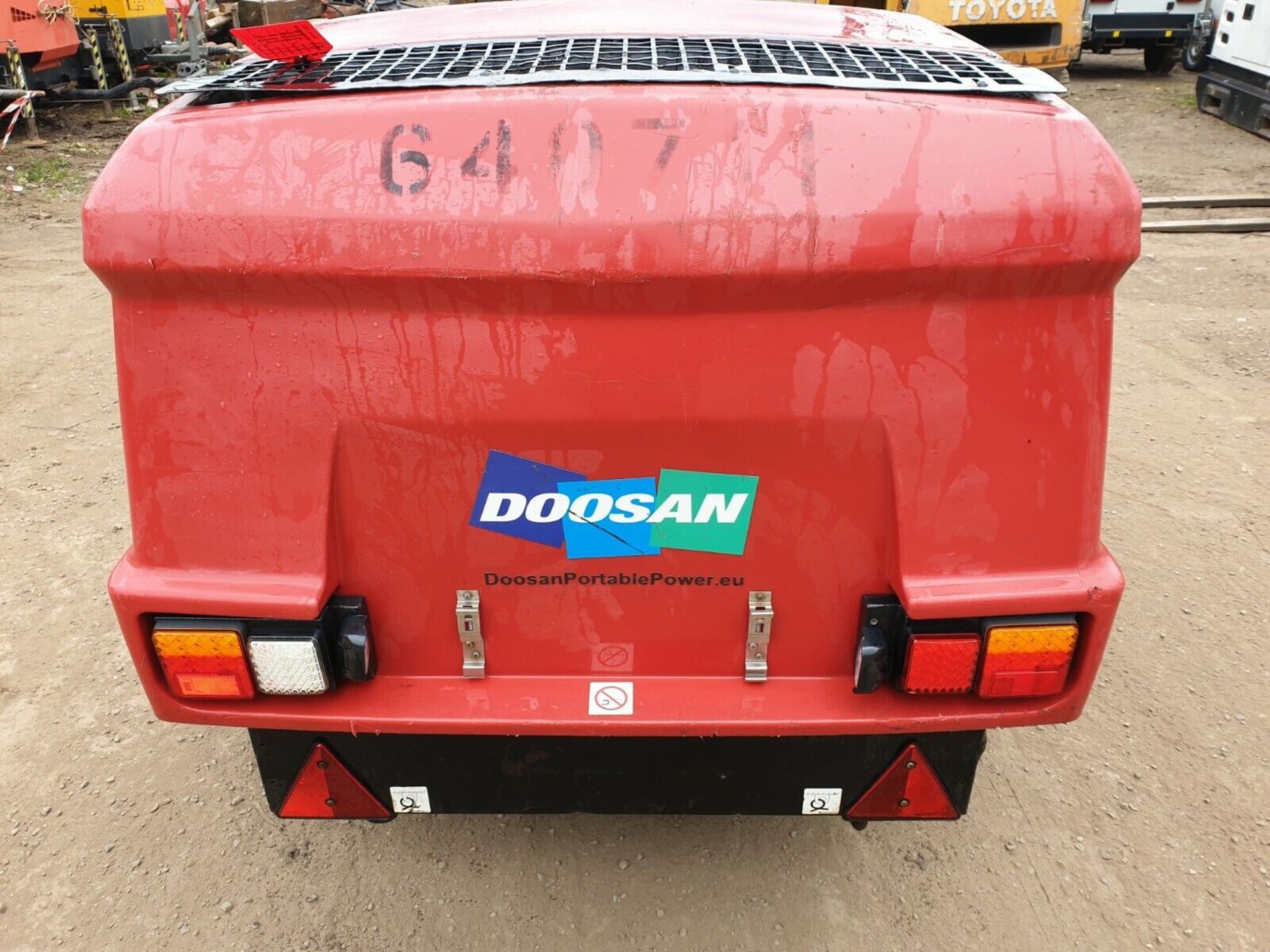 DOOSAN INGERSOLL RAND 7/31E DIESEL PORTABLE AIR COMPRESSOR WITH 110V GENERATOR - Image 5 of 8