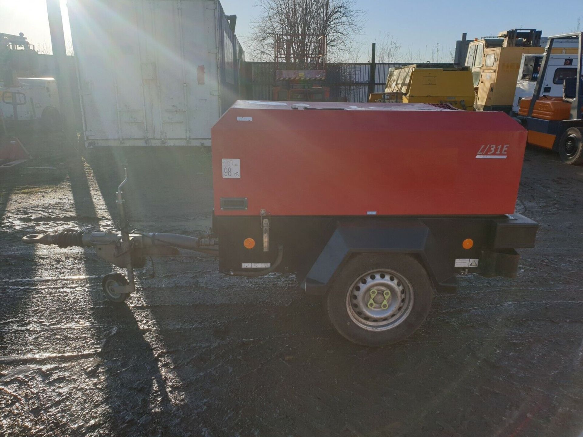 DOOSAN INGERSOLL RAND 7/31E DIESEL PORTABLE AIR COMPRESSOR WITH 110V GENERATOR - Image 6 of 8