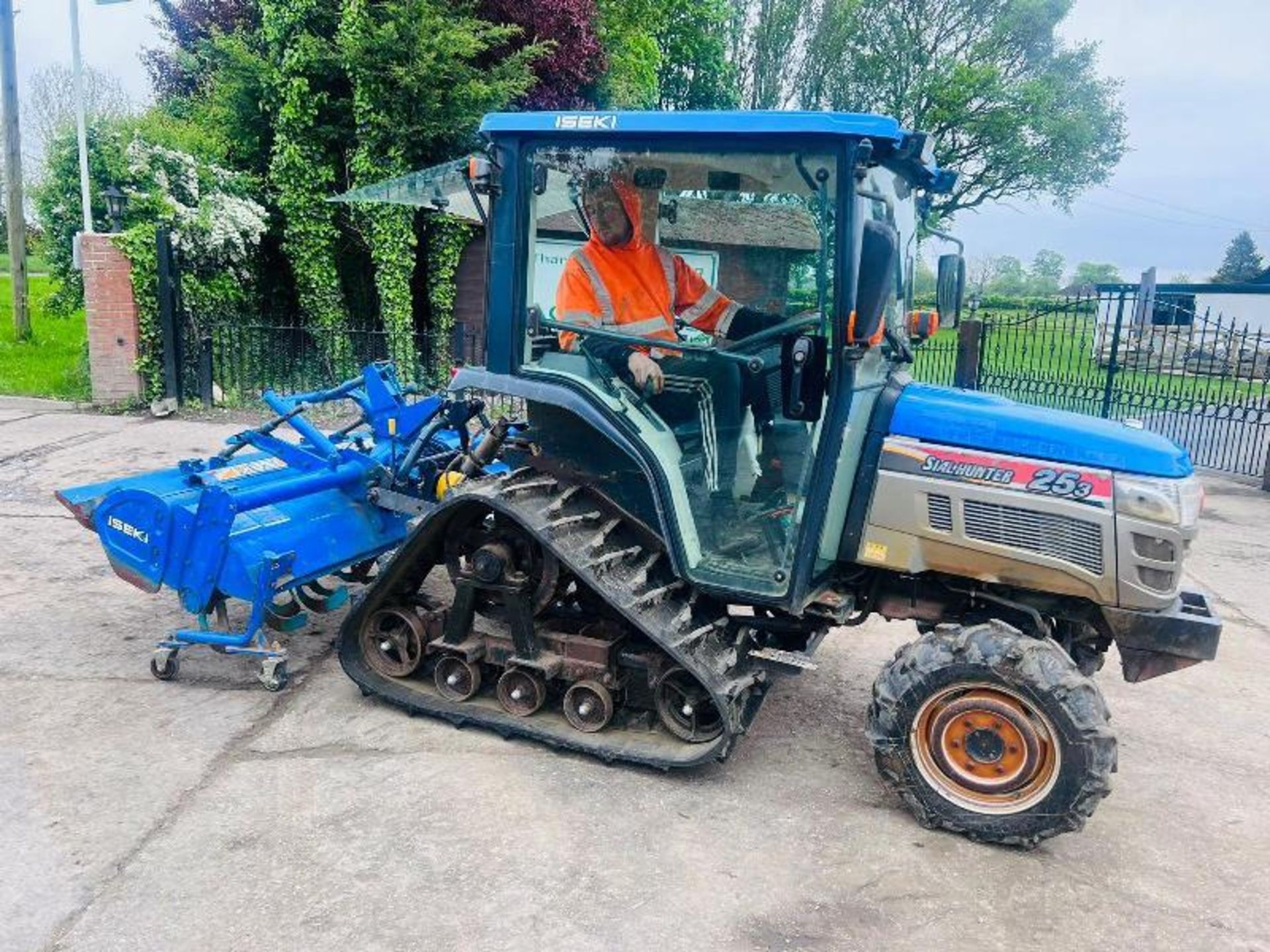 ISEKI TH253 HALF TRACK TRACTOR C/E REAR LINKAGE QUICK HITCH & ROTAVATOR - Image 11 of 15