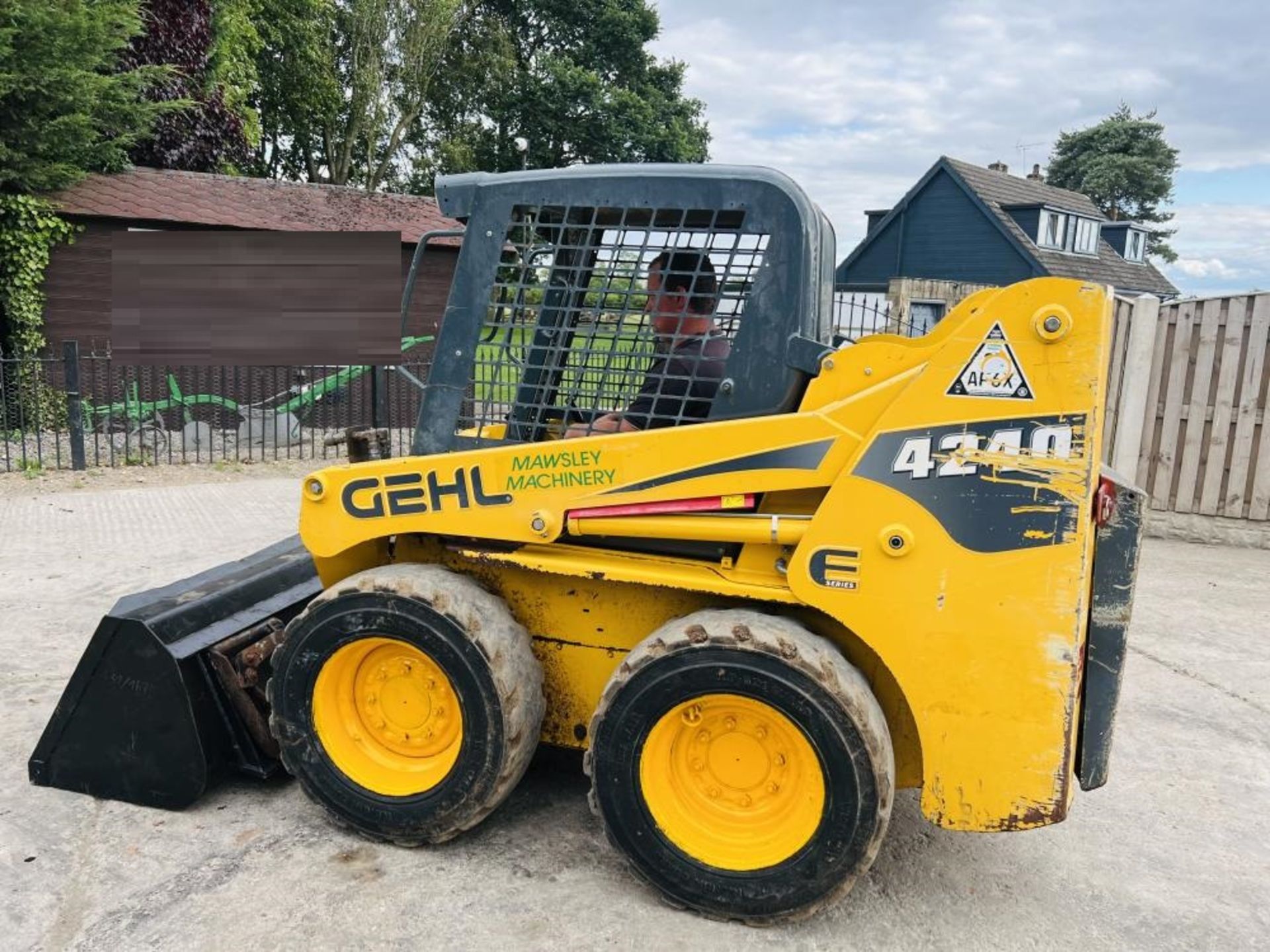 GEHL 4240 4WD SKIDSTEER *YEAR 2012* C/W BUCKET - Image 2 of 15