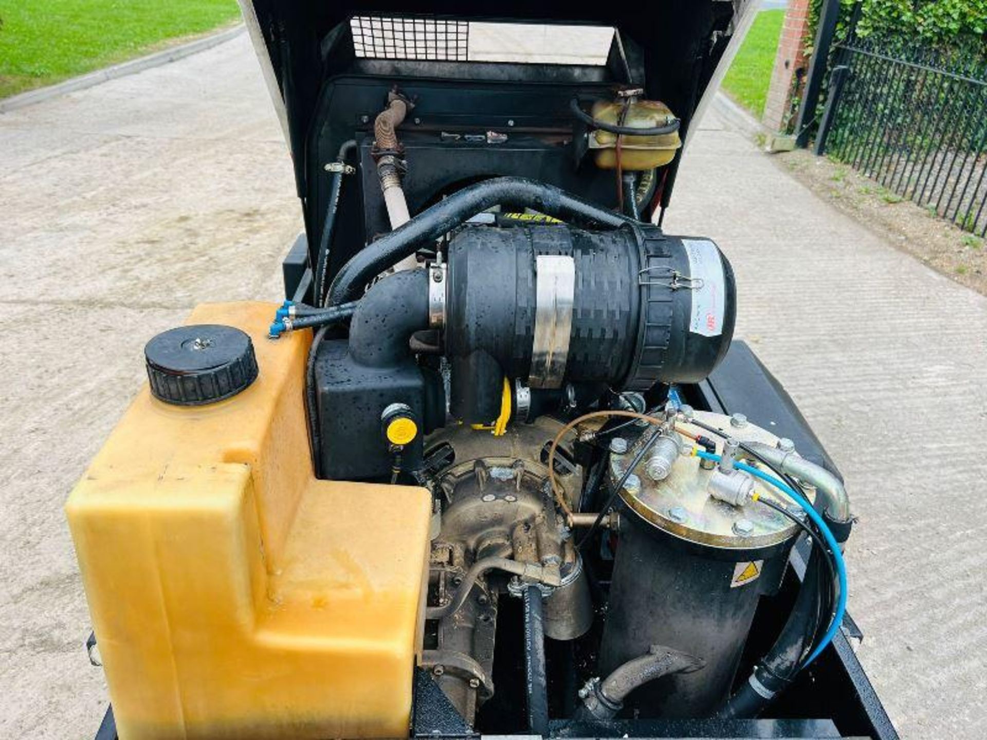 INGERSOL RAND DOOSAN SINGLE AXLE COMPRESSOR C/W YANMAR ENGINE - Image 7 of 18