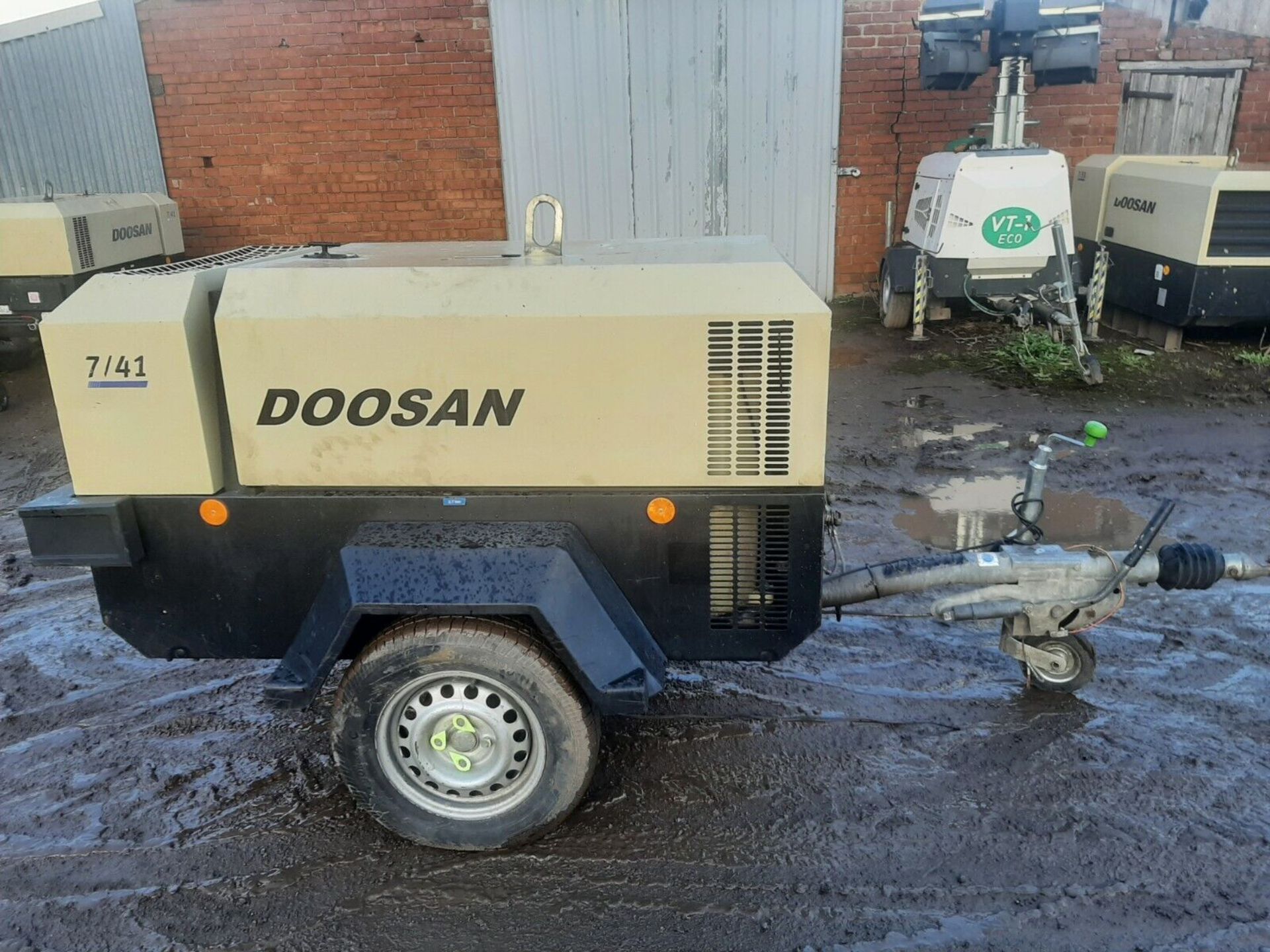 DOOSAN INGERSOLL RAND 7/41 DIESEL PORTABLE AIR COMPRESSOR LOW HOURS - Image 4 of 8