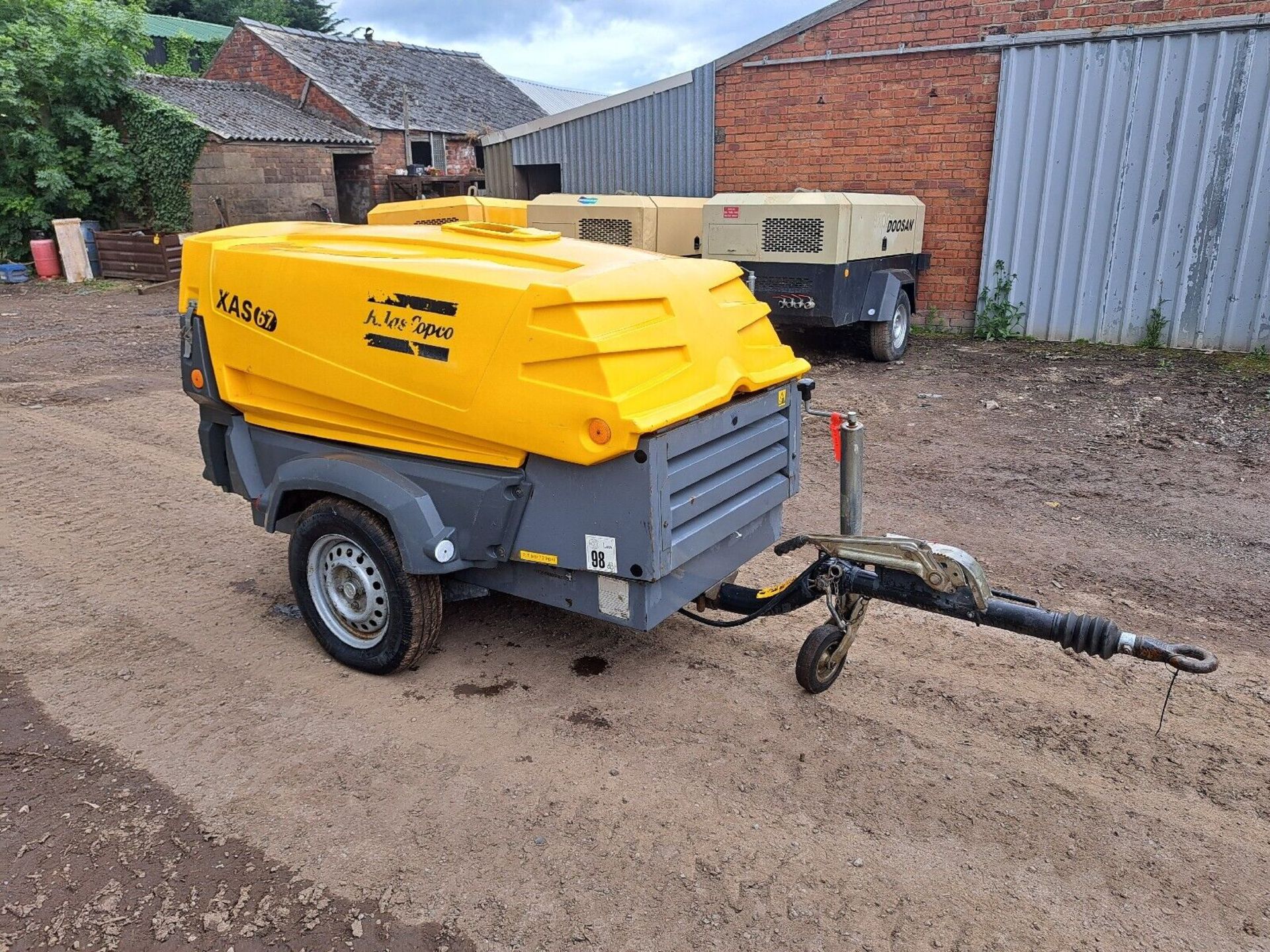 ATLAS COPCO XAS 67 DIESEL ROAD TOW COMPRESSOR LOW HOURS - Image 3 of 8