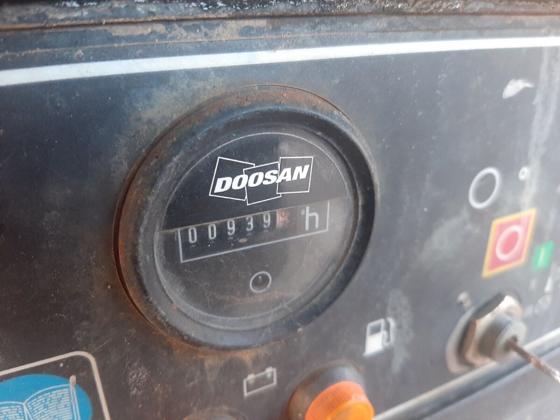 DOOSAN INGERSOLL RAND 7/41 DIESEL PORTABLE AIR COMPRESSOR LOW HOURS - Image 8 of 8