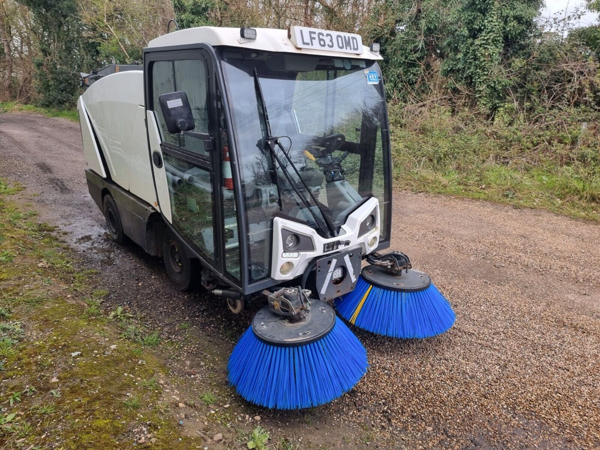 2014 JOHNSTON CX201 PRECINCT ROAD SWEEPER AIR CON - Image 2 of 5