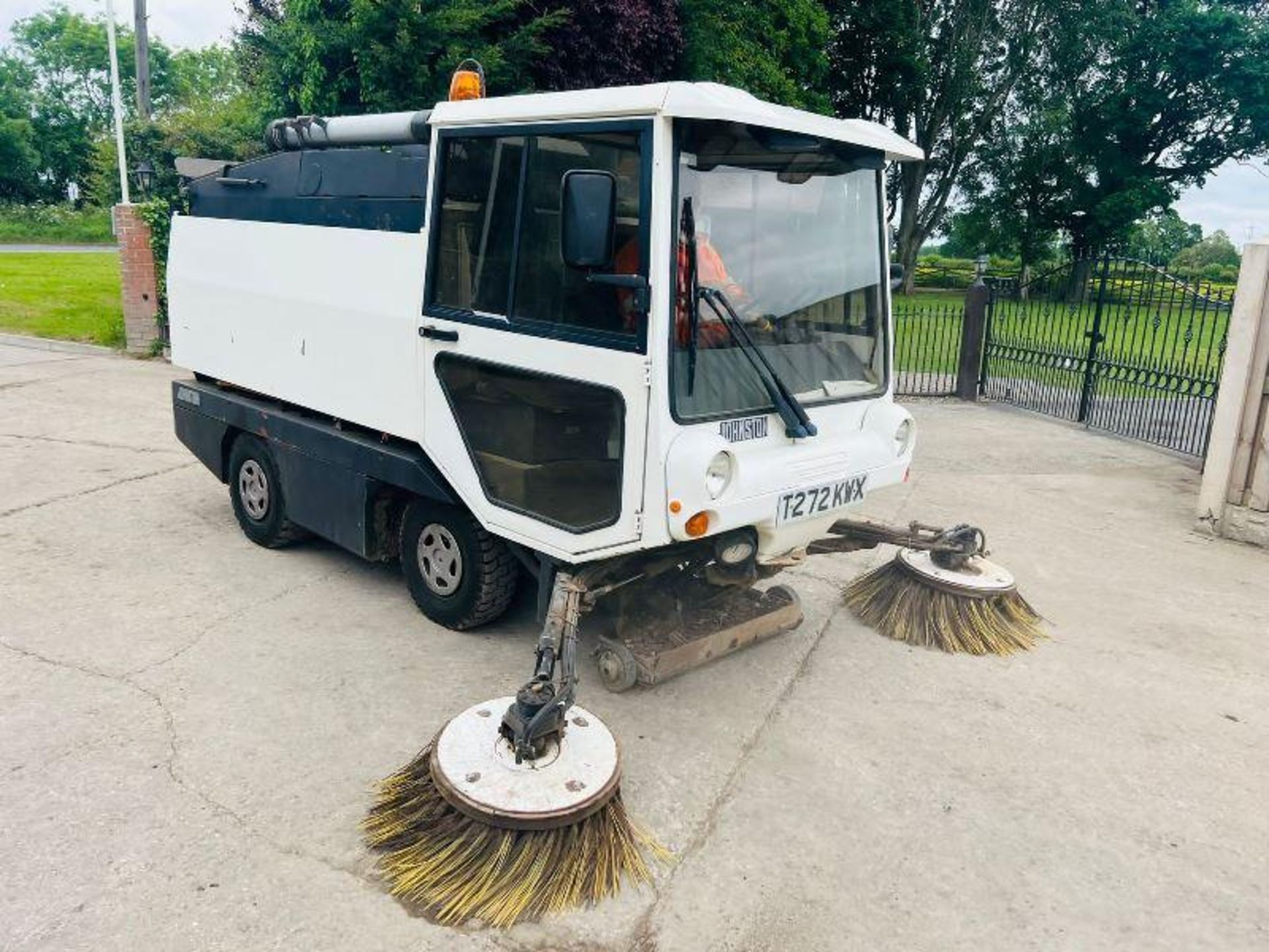 JOHNSTON 4X2 ROAD SWEEPER C/W REVERSE CAMERA - Image 4 of 14