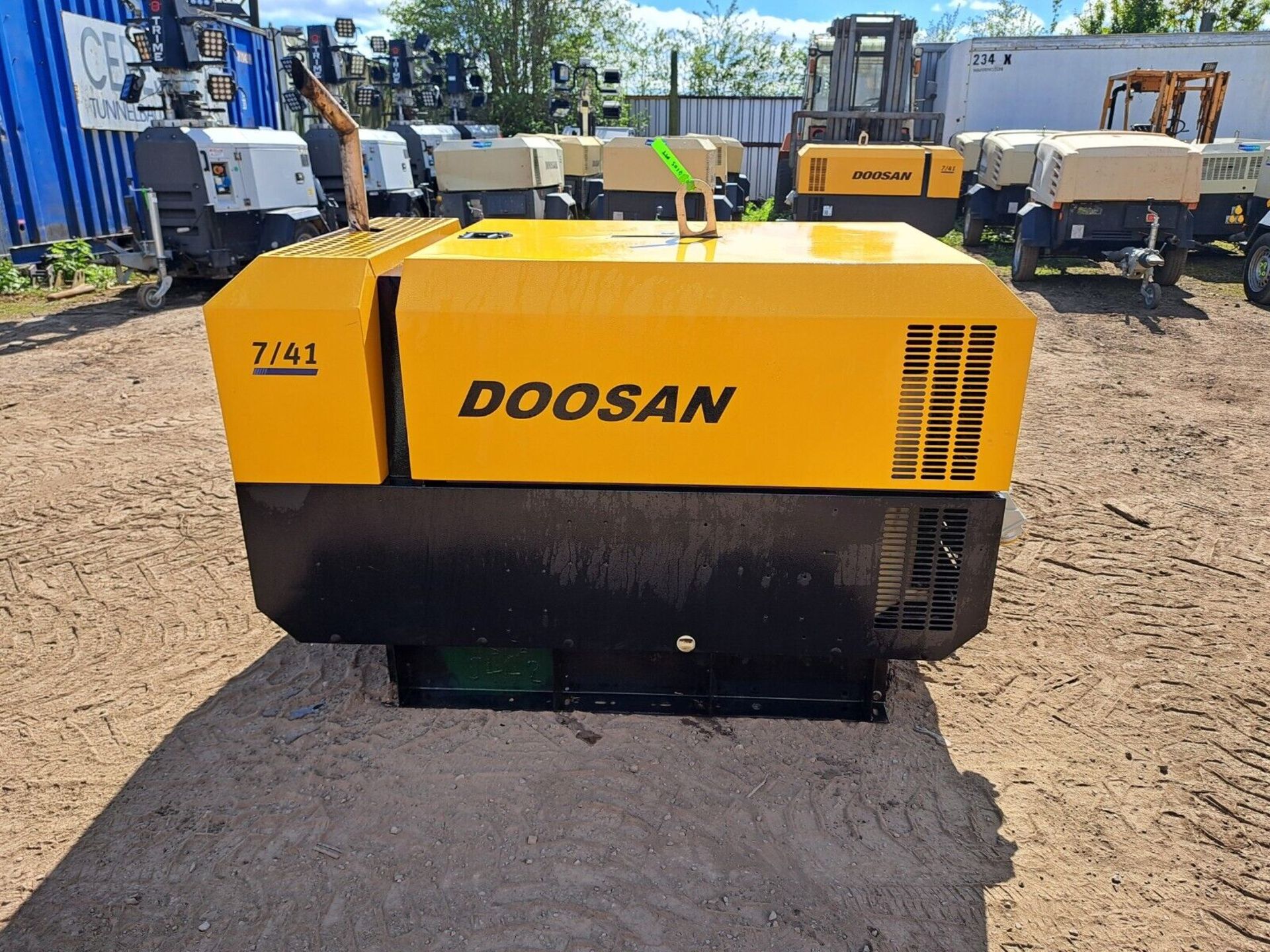 DOOSAN INGERSOLL RAND 7/41E DIESEL AIR COMPRESSOR GENERATOR 173 HOURS ONLY - Image 2 of 8