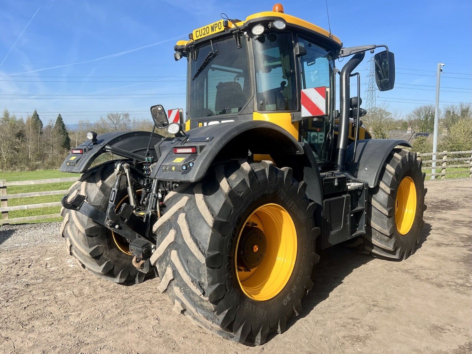 2020 JCB FASTRAC 4220 STAGE V - 1960 HOURS / FIELD PRO PACK / ROAD PERFORMANCE PACK - Image 9 of 12