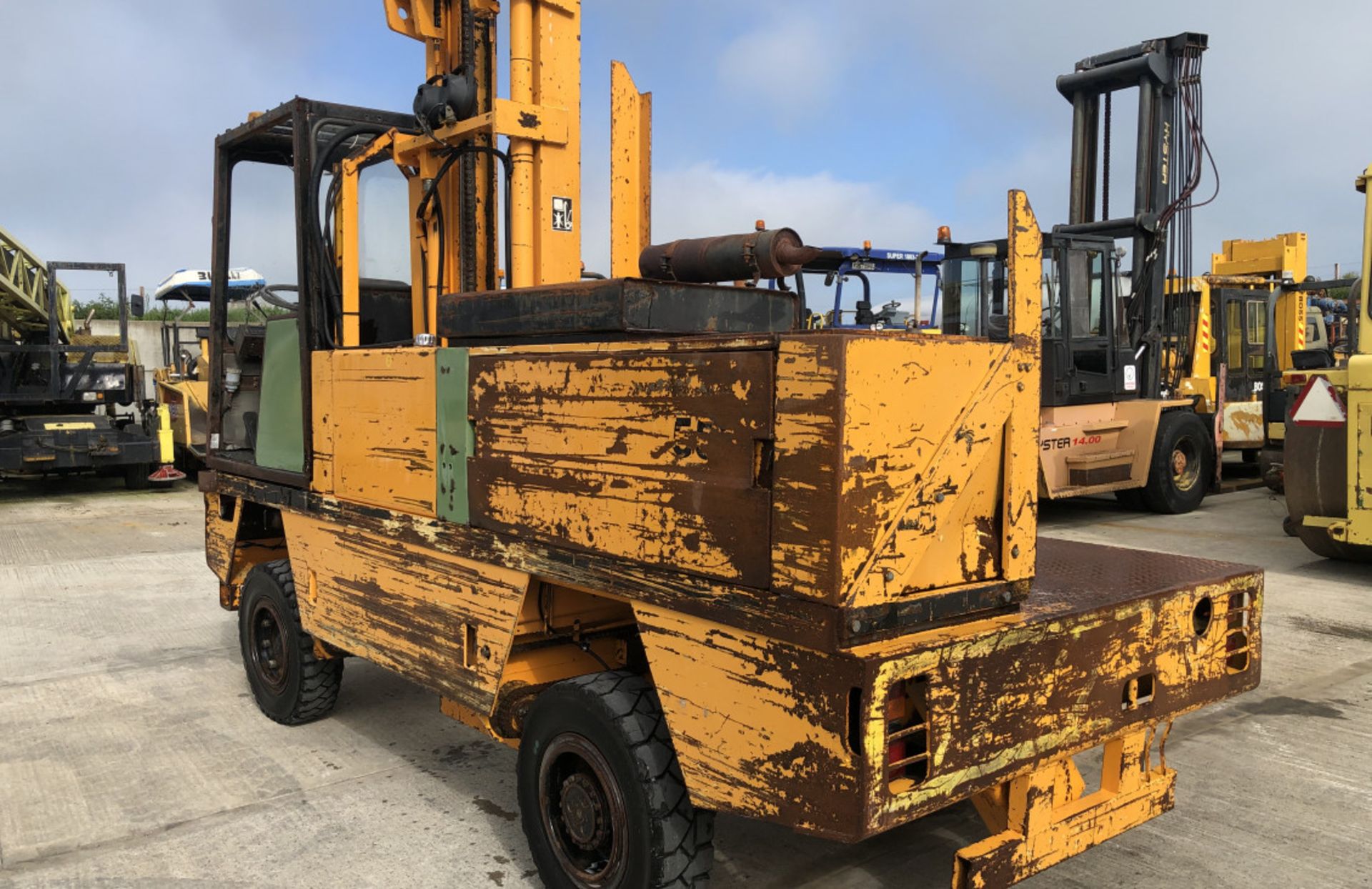 BOSS 556 DIESEL 5 TON SIDELOADER FORKLIFT - Image 4 of 7