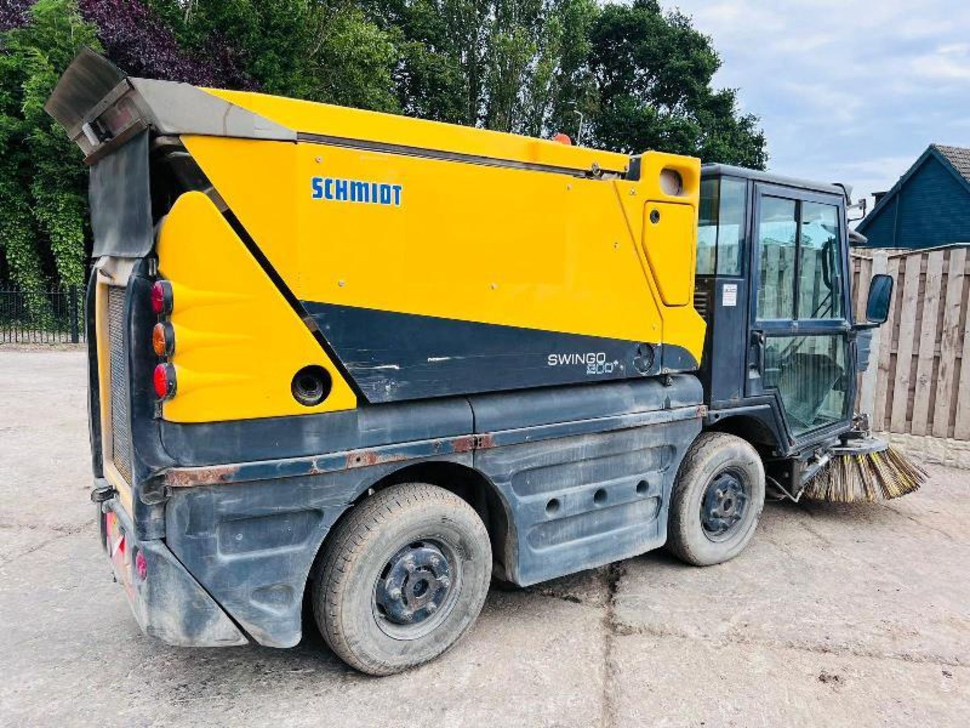 SCHMIDT SWINGO 200PLUS 4X2 ROAD SWEEPER *YEAR 2012* C/W AC CABIN - Image 8 of 17