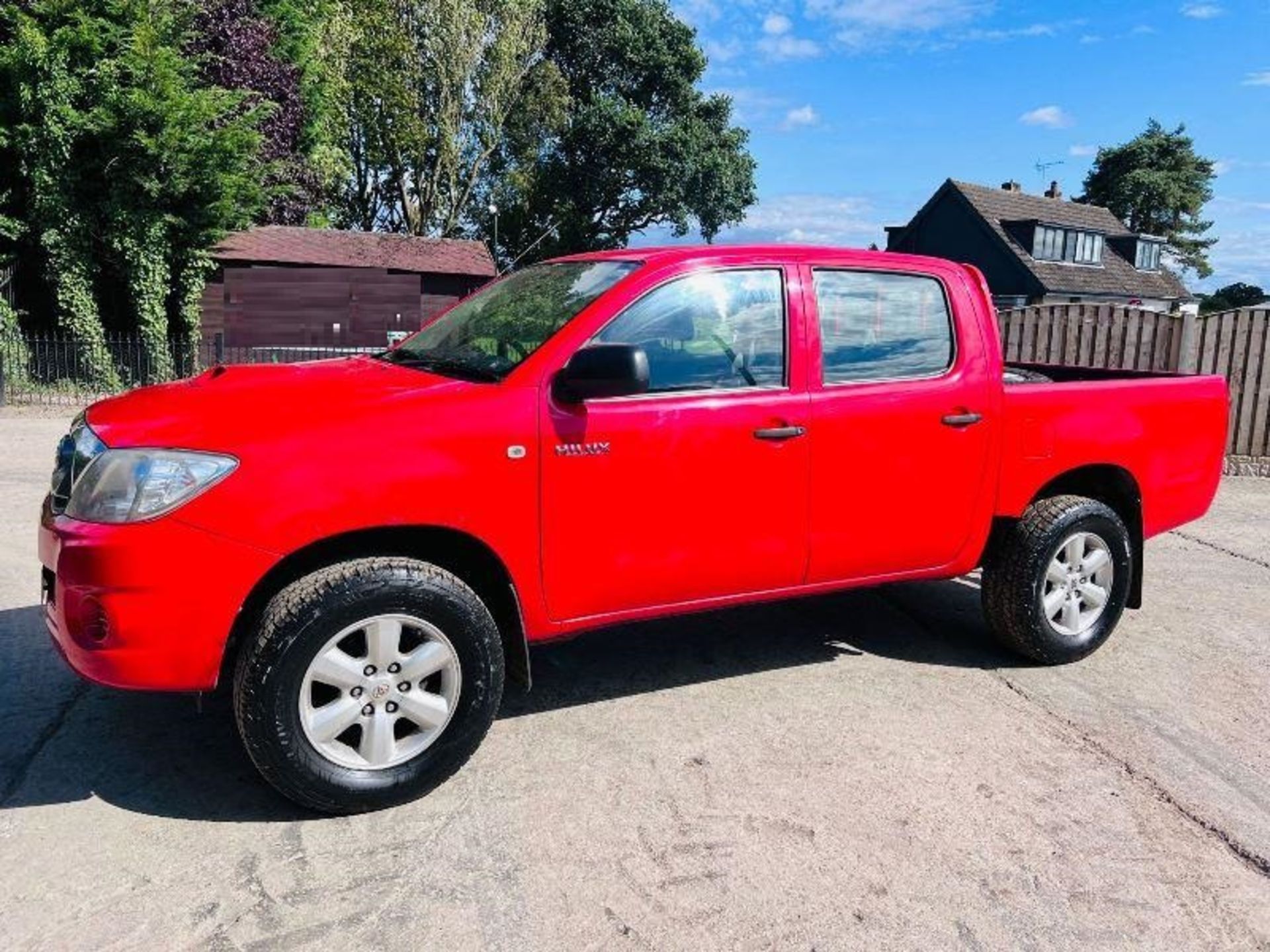 TOYOTA HILUX 2.5L CREW CAB PICK UP *ONLY 42952 MILES, MOT'D AUGUST 2023