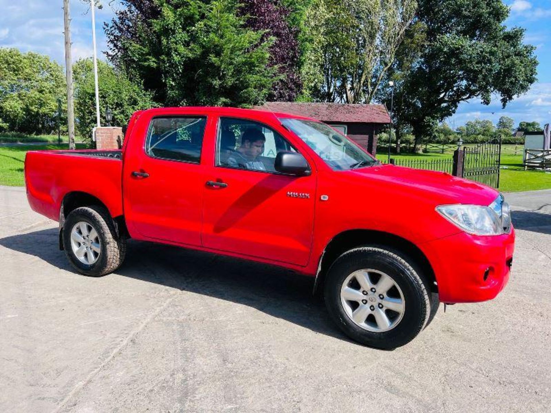 TOYOTA HILUX 2.5L CREW CAB PICK UP *ONLY 42952 MILES, MOT'D AUGUST 2023 - Image 9 of 20