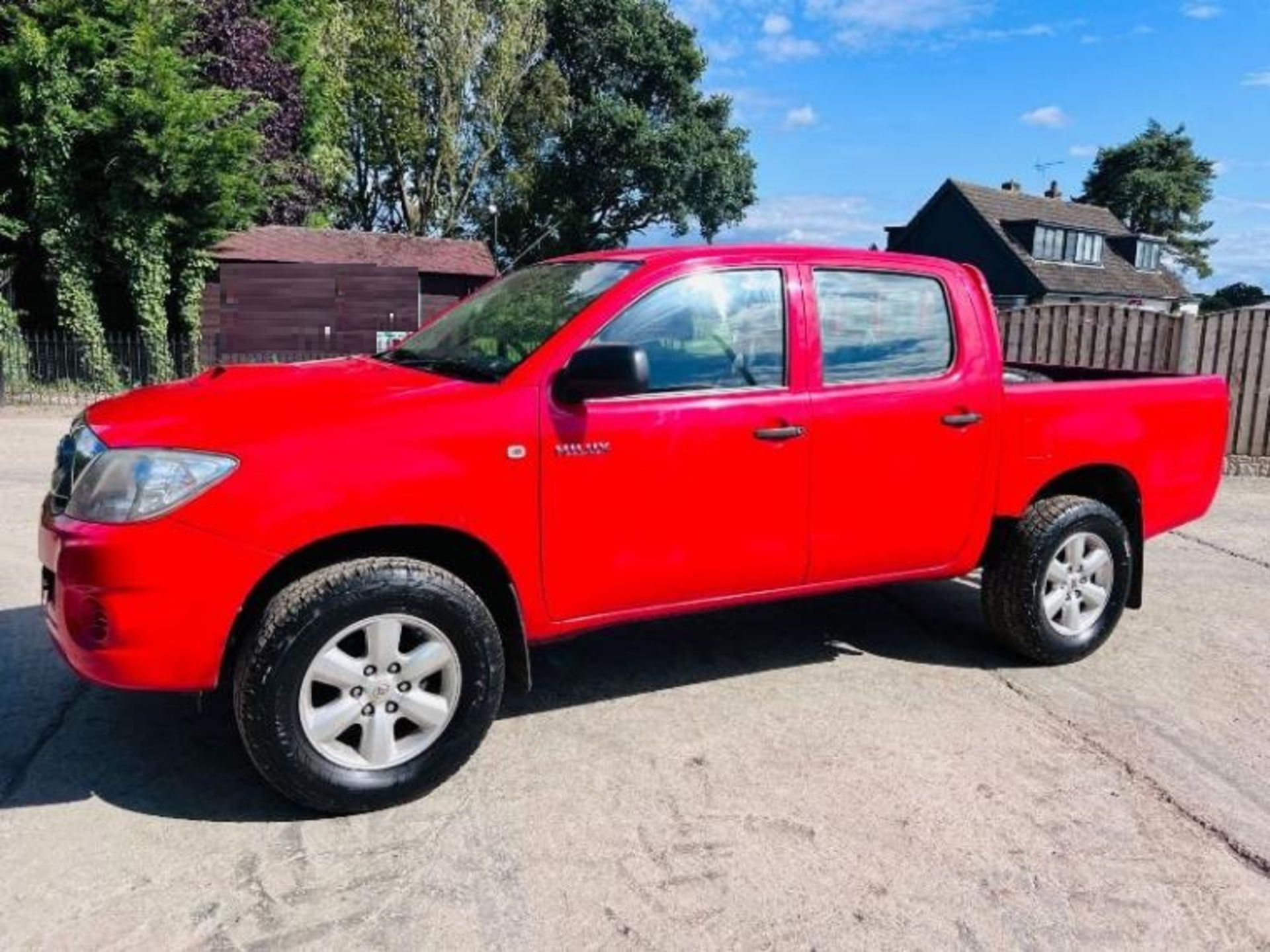 TOYOTA HILUX 2.5L CREW CAB PICK UP *ONLY 42952 MILES, MOT'D AUGUST 2023 - Image 2 of 20