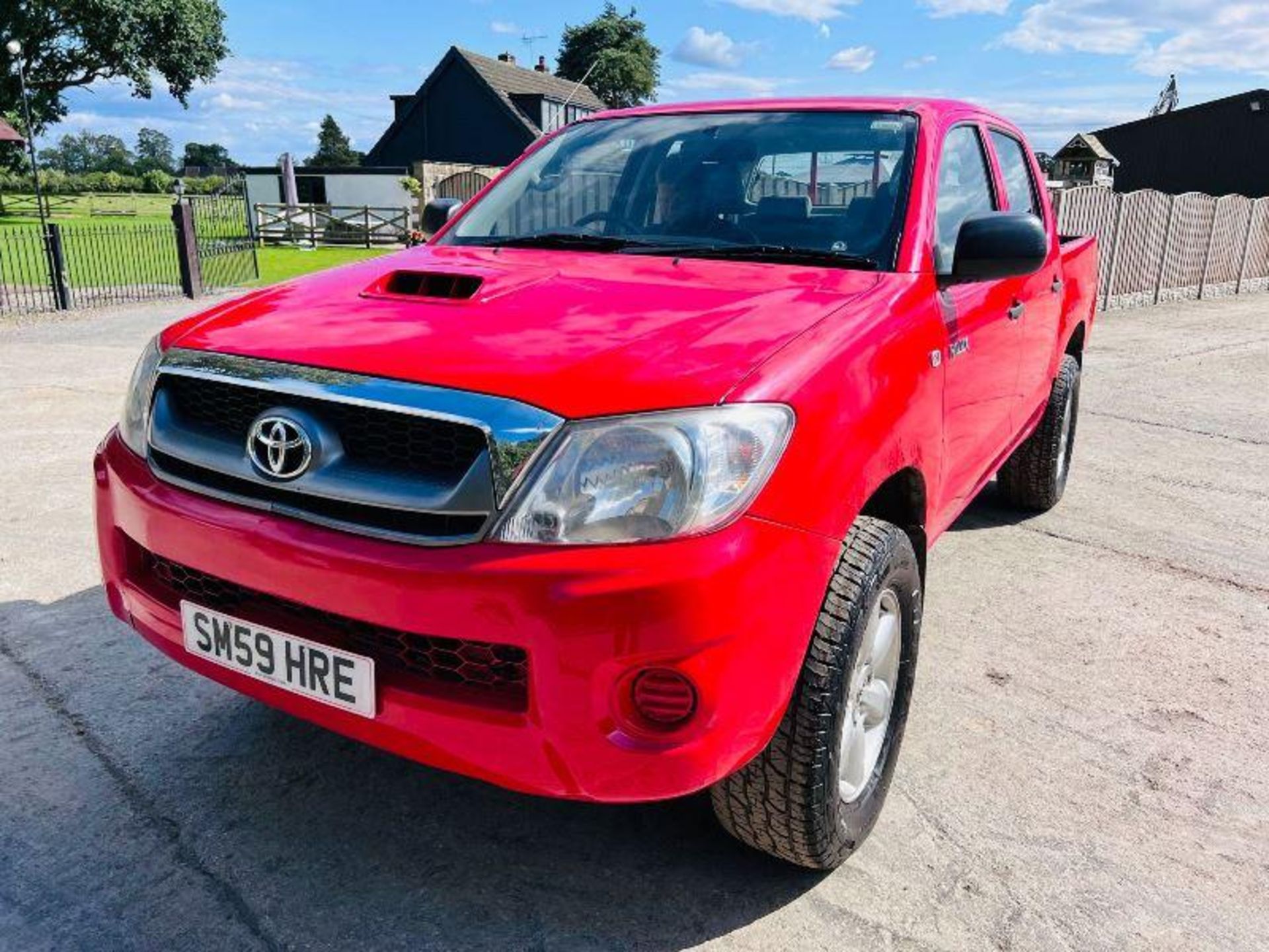 TOYOTA HILUX 2.5L CREW CAB PICK UP *ONLY 42952 MILES, MOT'D AUGUST 2023 - Image 7 of 20