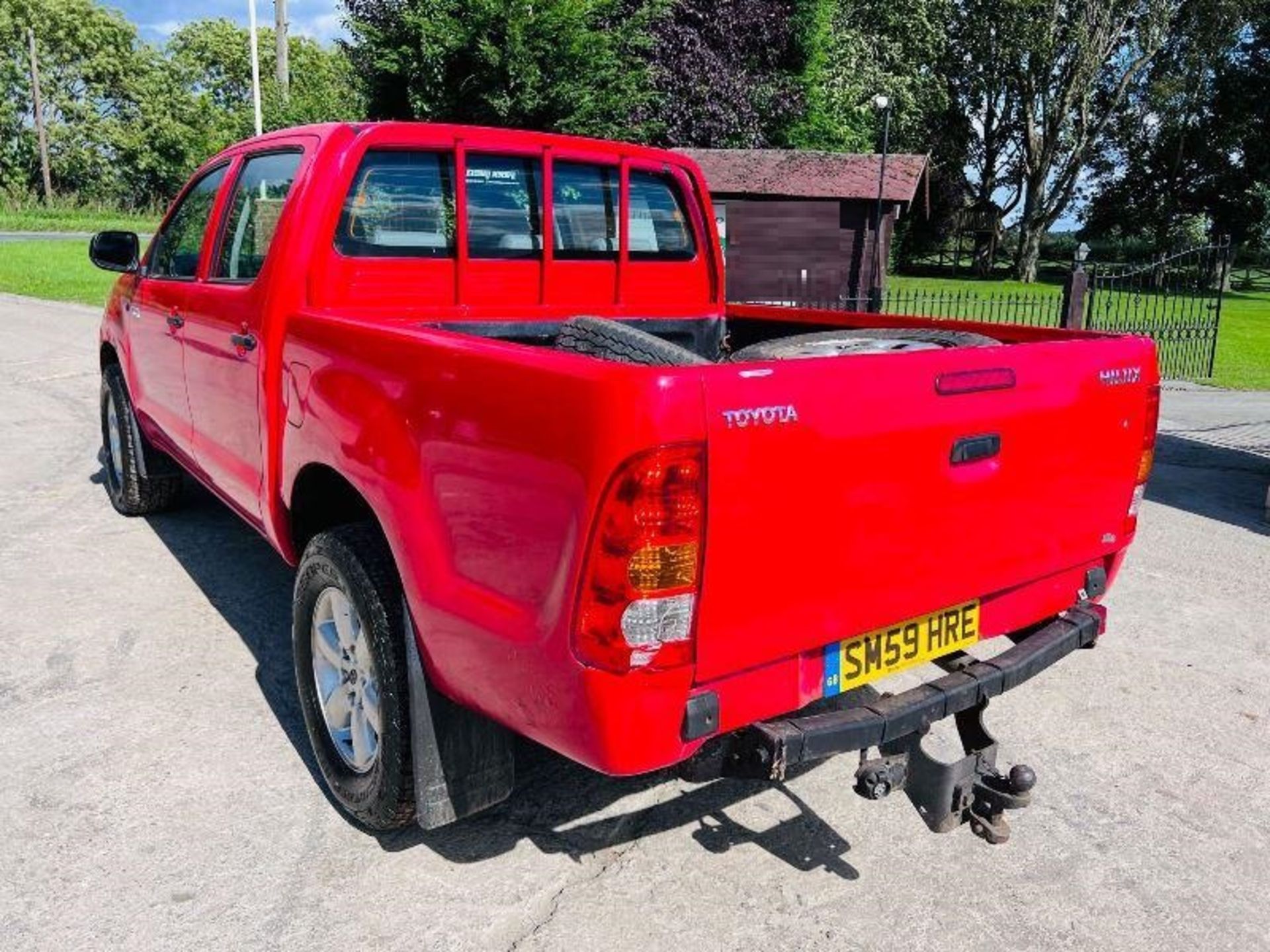 TOYOTA HILUX 2.5L CREW CAB PICK UP *ONLY 42952 MILES, MOT'D AUGUST 2023 - Image 3 of 20