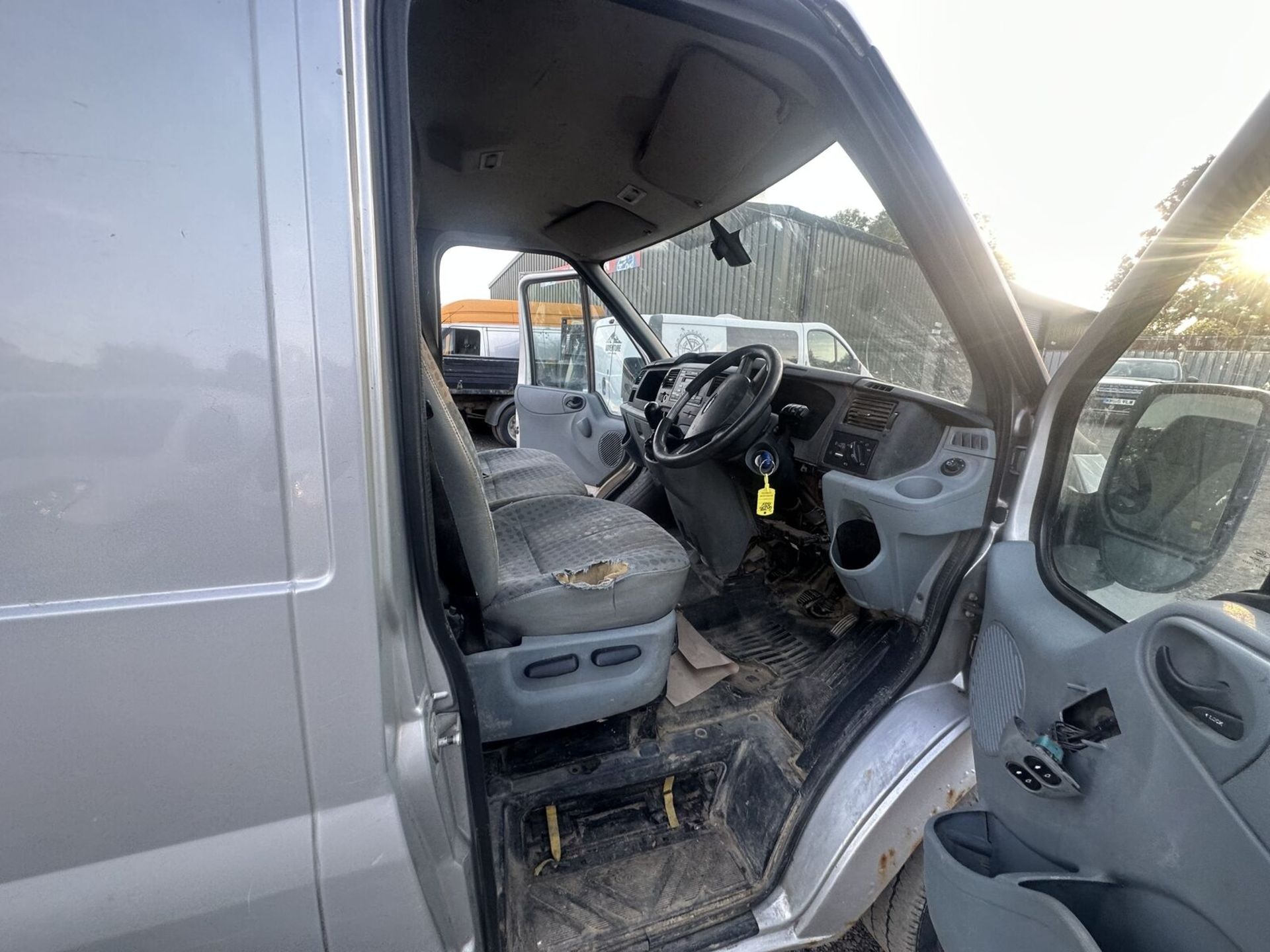 RELIABLE 56 PLATE FORD TRANSIT 110: CLEAN INTERIOR, STRONG PERFORMANCE, IDEAL WORK COMPANION" - Bild 12 aus 14