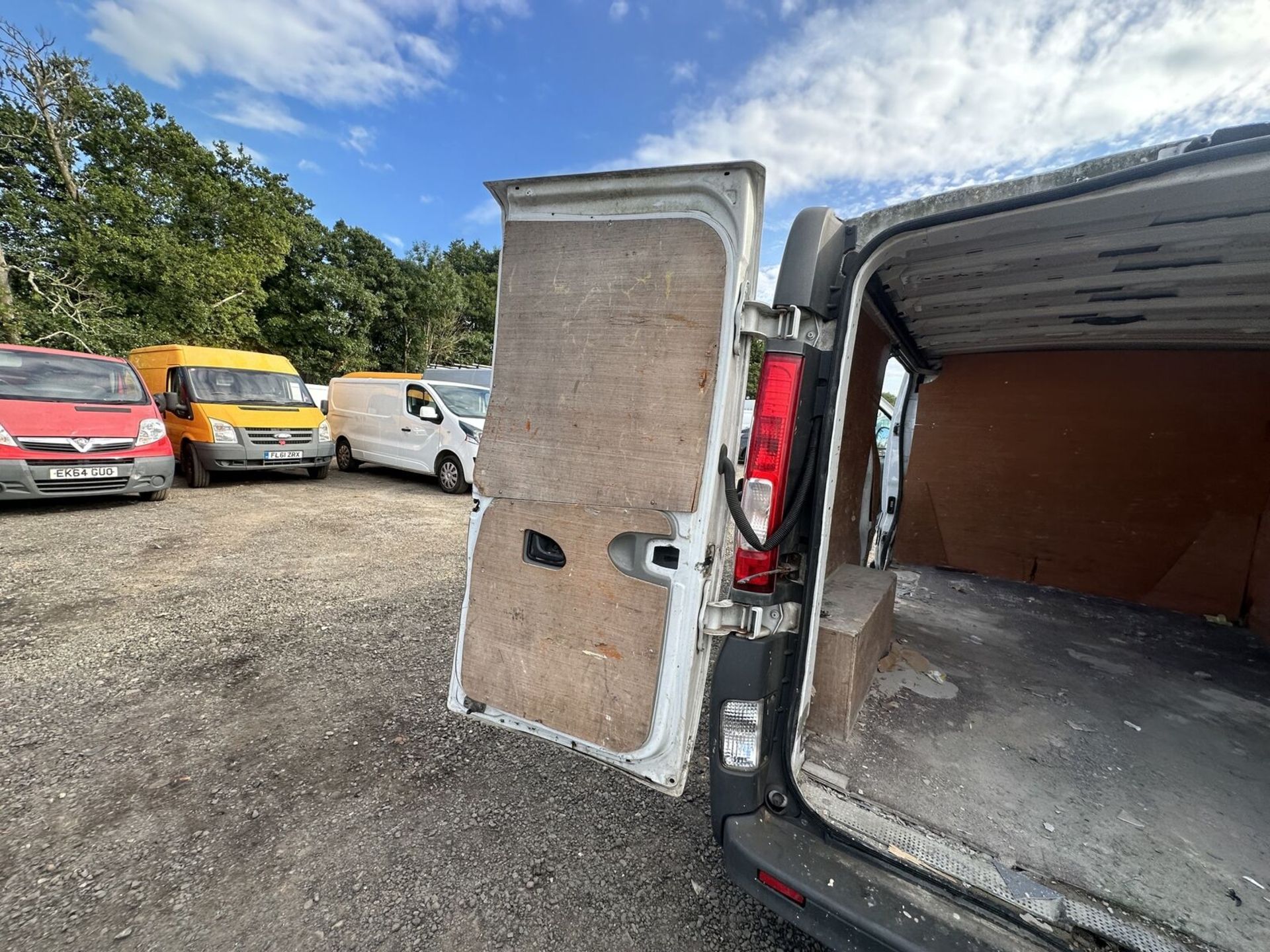 63 PLATE VAUXHALL VIVARO LWB - (NO VAT ON THE HAMMER) MOT: 2ND MARCH 2024 - Image 10 of 15