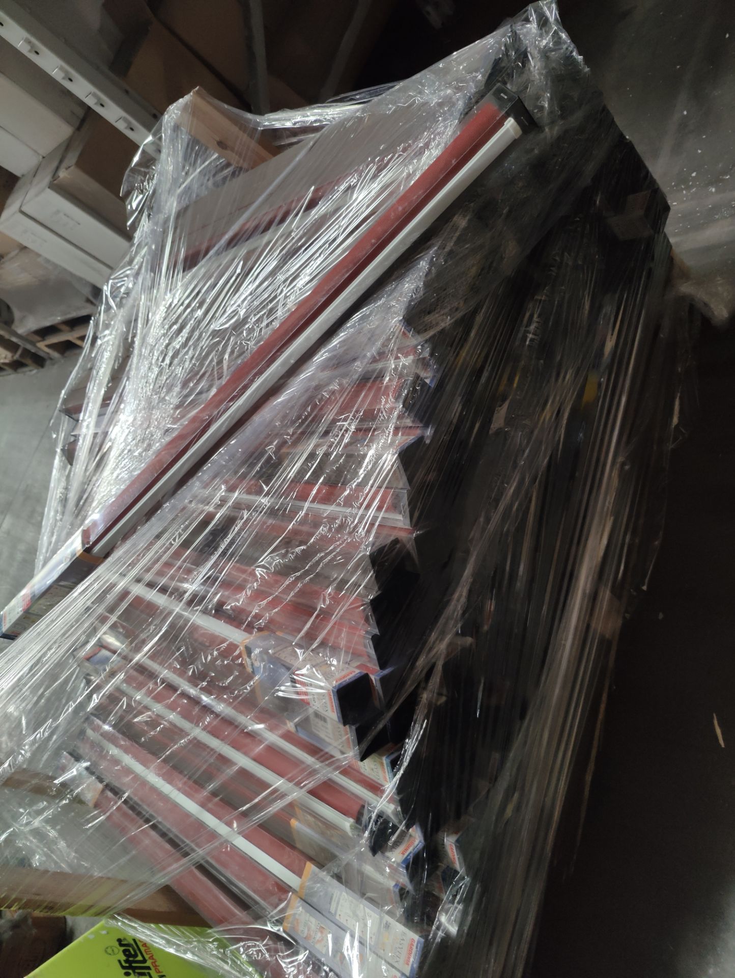 PALLET CONTAINING OVER 300 WINDOW BLINDS