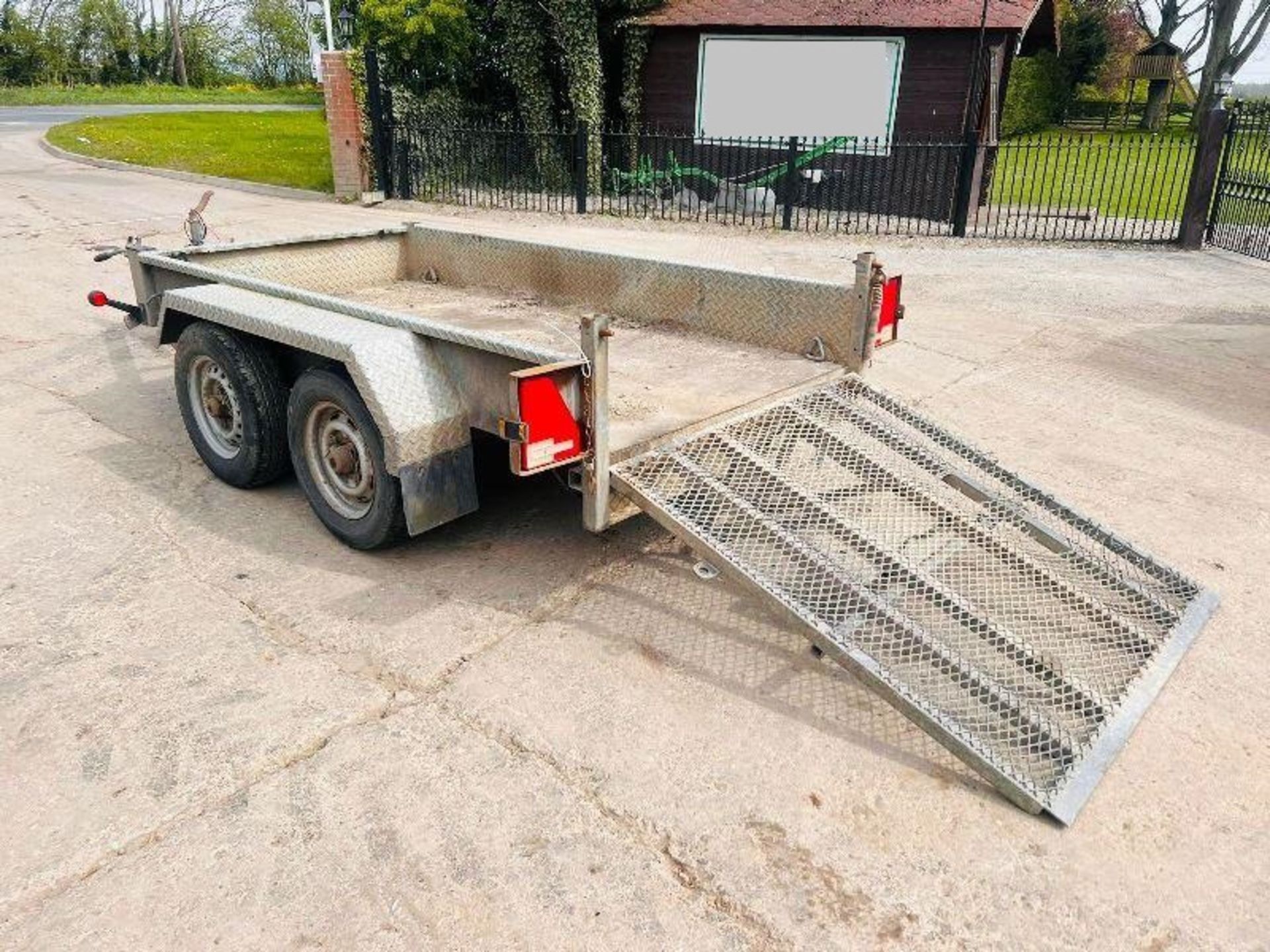 INDESPENSION TWIN AXLE 8FT X 4FT PLANT TRAILER *YEAR 2007* C/W LOADING RAMP. - Image 6 of 12