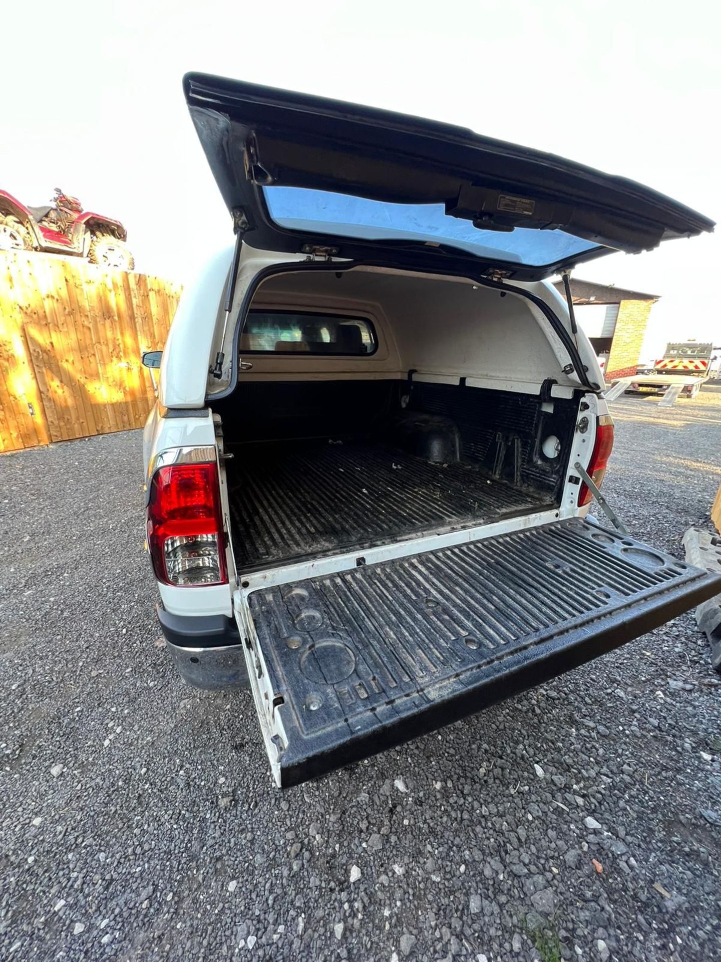 TOYOTA HILUX INVINCIBLE X DOUBLE CAB PICKUP TRUCK 67 REG - Image 4 of 14